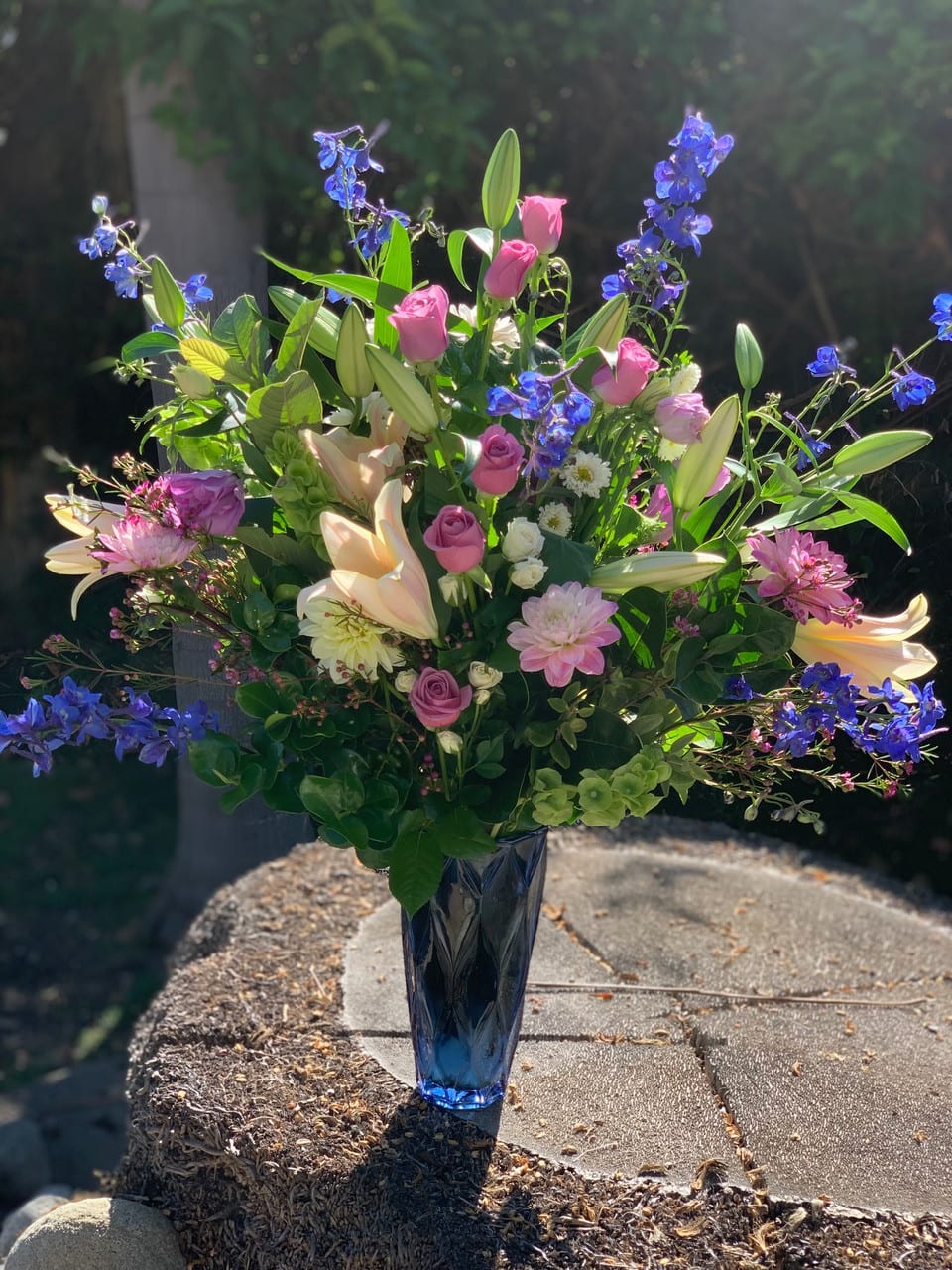 TABLE DISPLAY -WONDERFUL VASE BOUQUET- ON SALE WAS $180 - VASE SHAPE MAY VARY-AN OVERFLOWING VASE OF NATURES FINEST BLOOMS, CLUSTERED ARTISTICALLY TOGETHER TO CREATE A WONDERFUL REFRESHING EXPRESSION OF FLORAL ART, FEATURING   STARGAZERS AND LAVENDER ROSES.  