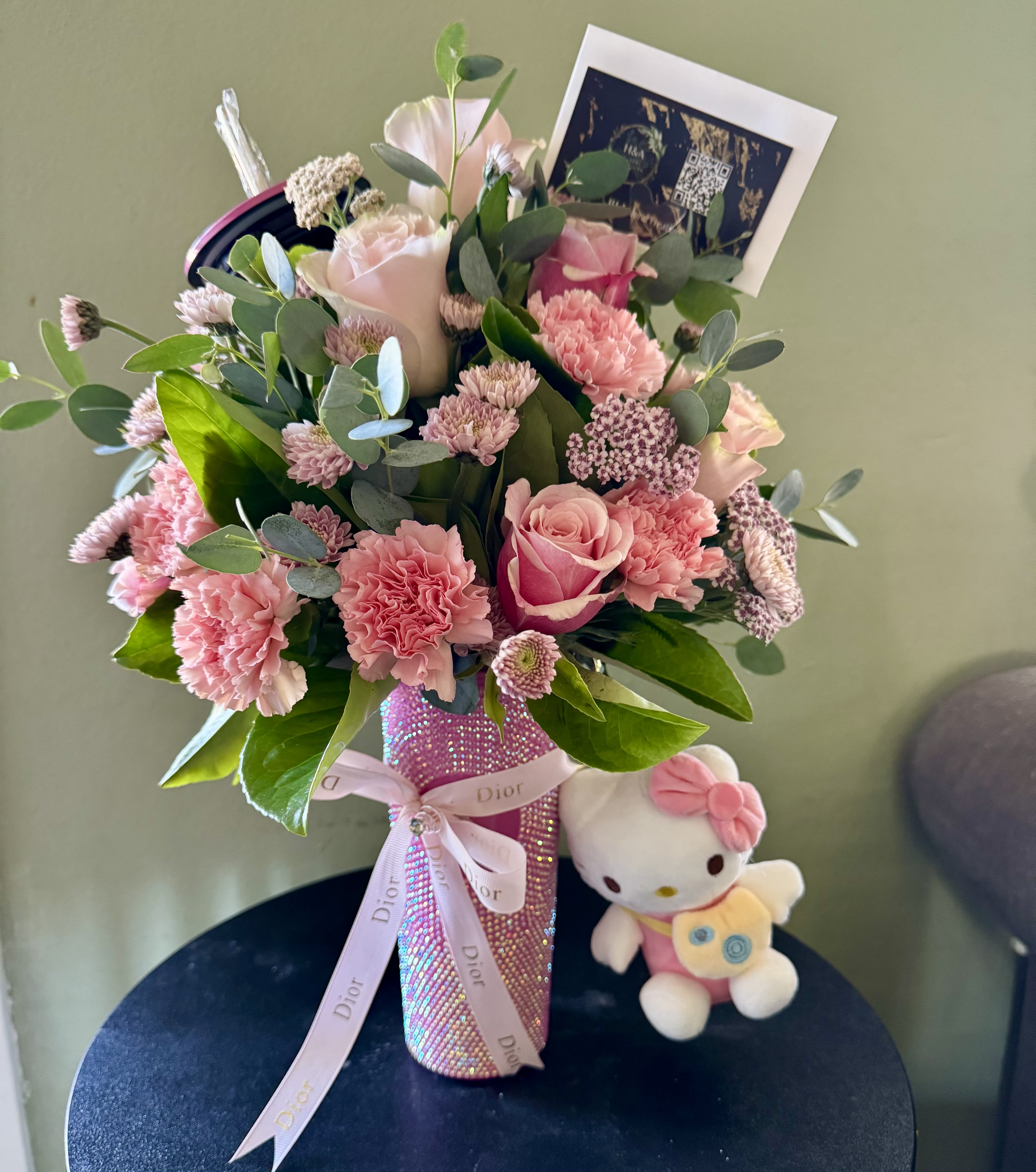 Flower arrangement in stainless steel vase with plush keychain Flower arrangement in stainless steel vase with plush keychain - Surprise your special someone with this beautiful floral arrangement in shiny stainless steel glass available in colors (red, pink, purple, gold, silver and blue) you will also receive a beautiful teddy key chain of hello kitty or stitch. Available every day. Sorprende a tu persona especial con este precioso arreglo floral en vaso de acero inoxidable brillante disponible en colores ( rojo, rosado , morado, dorado , plata y azul ) tambien recibiras un precioso llavero de peluche de hello kitty o stitch. Disponible todos los dias .