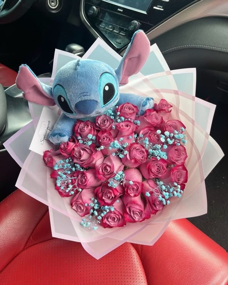 Stitch bouquet 50 pink roses with baby breaths Stitch bouquet 50 pink roses with baby breaths - Beautiful bouquet of 50 pink roses with delicate touches of baby's breath in a light blue tone and the main protagonist medium-sized stitch plush. Available every day