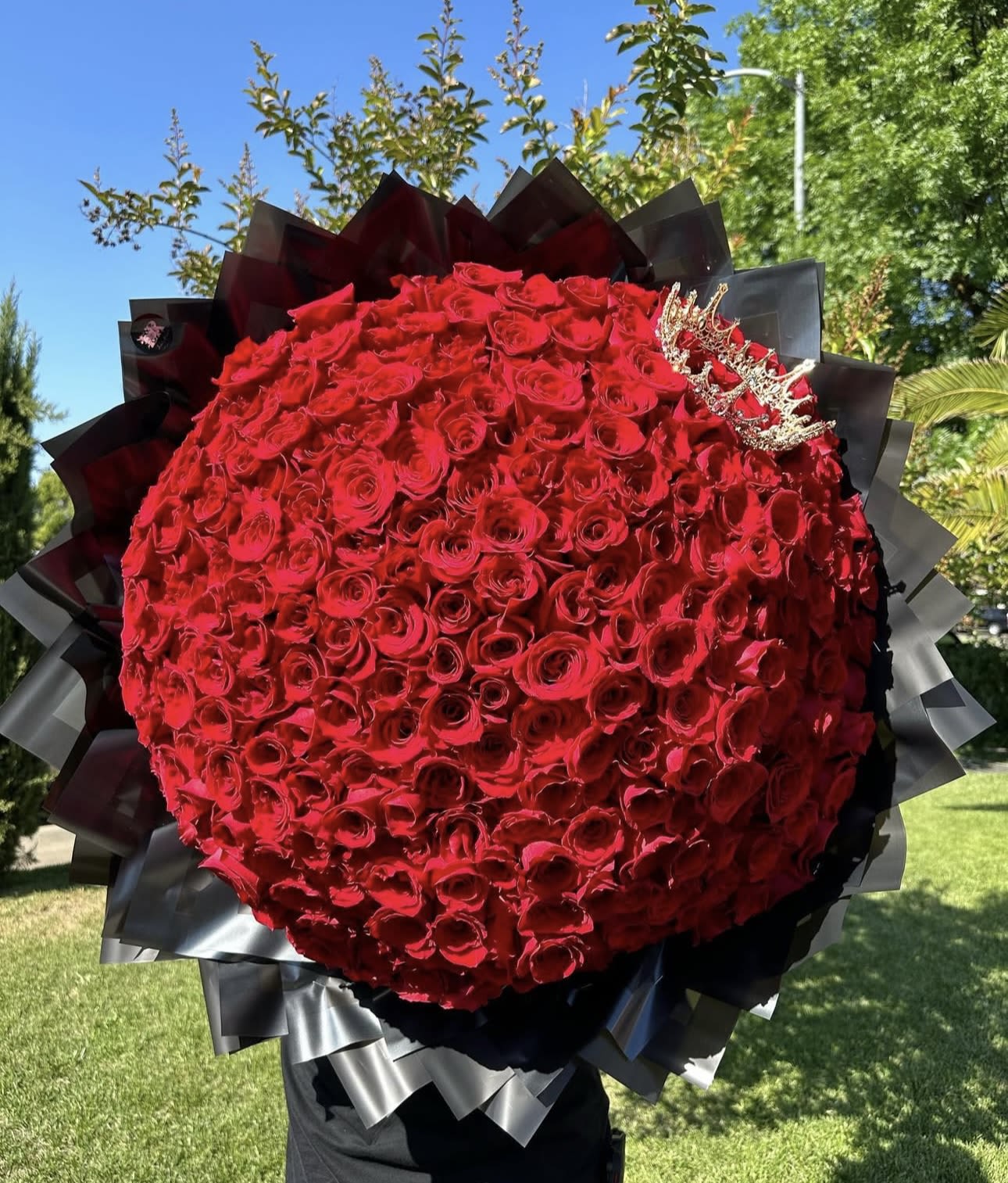 200 roses bouquet 200 roses bouquet - Stunning bouquet with 200 finely chosen long stem roses of high quality, decorated with crystal crown to highlight elegance and wrapped in black paper, (you can add a personalized ribbon as a short message) available every day.