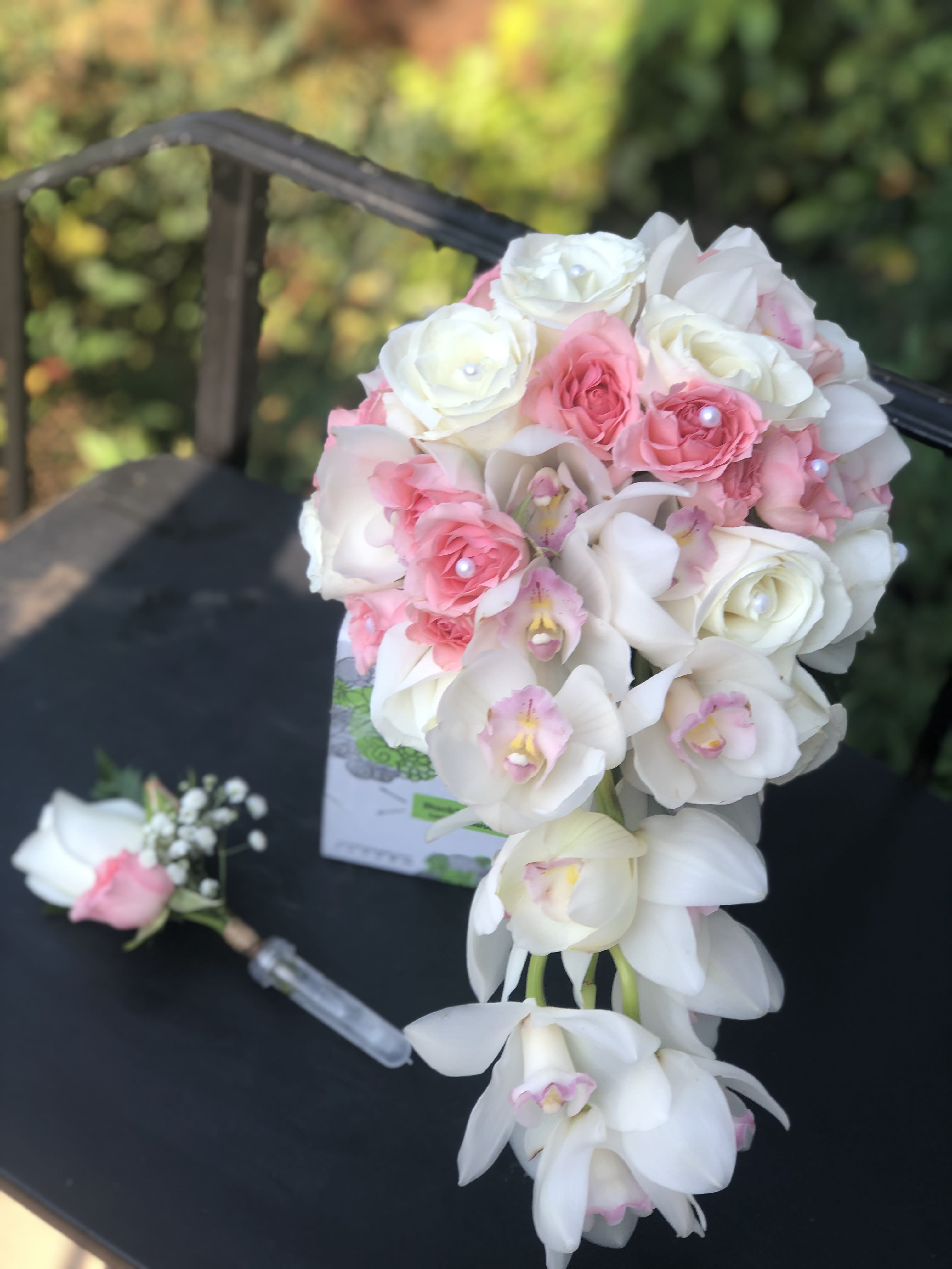 Design 6 - Cascade natural bouquet with Orquids and Roses (Boutonniere is not included)