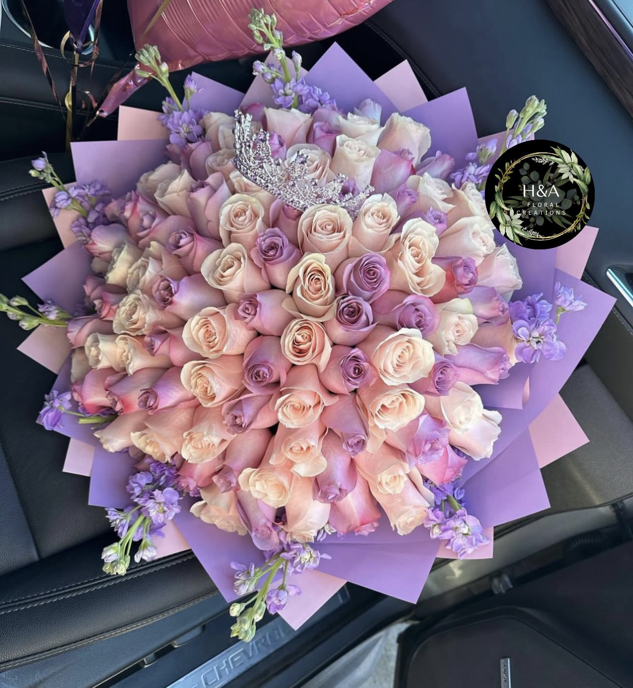 Falling in love bouquet (75 roses purple and white ) Falling in love bouquet (75 roses purple and white ) - Beautiful bouquet with 75 roses in light pink and purple tones, purple stock around the bouquet and shiny crystal crown detail,wrap in 2 pink and purple tones,available every day Precioso bouquet con 75 rosas en tonos light pink y moradas , stock morado alrededor del ramo y detalle de corona de cristales brillante ,envoltura en 2 tonos rosa y morado , disponible todos los dias