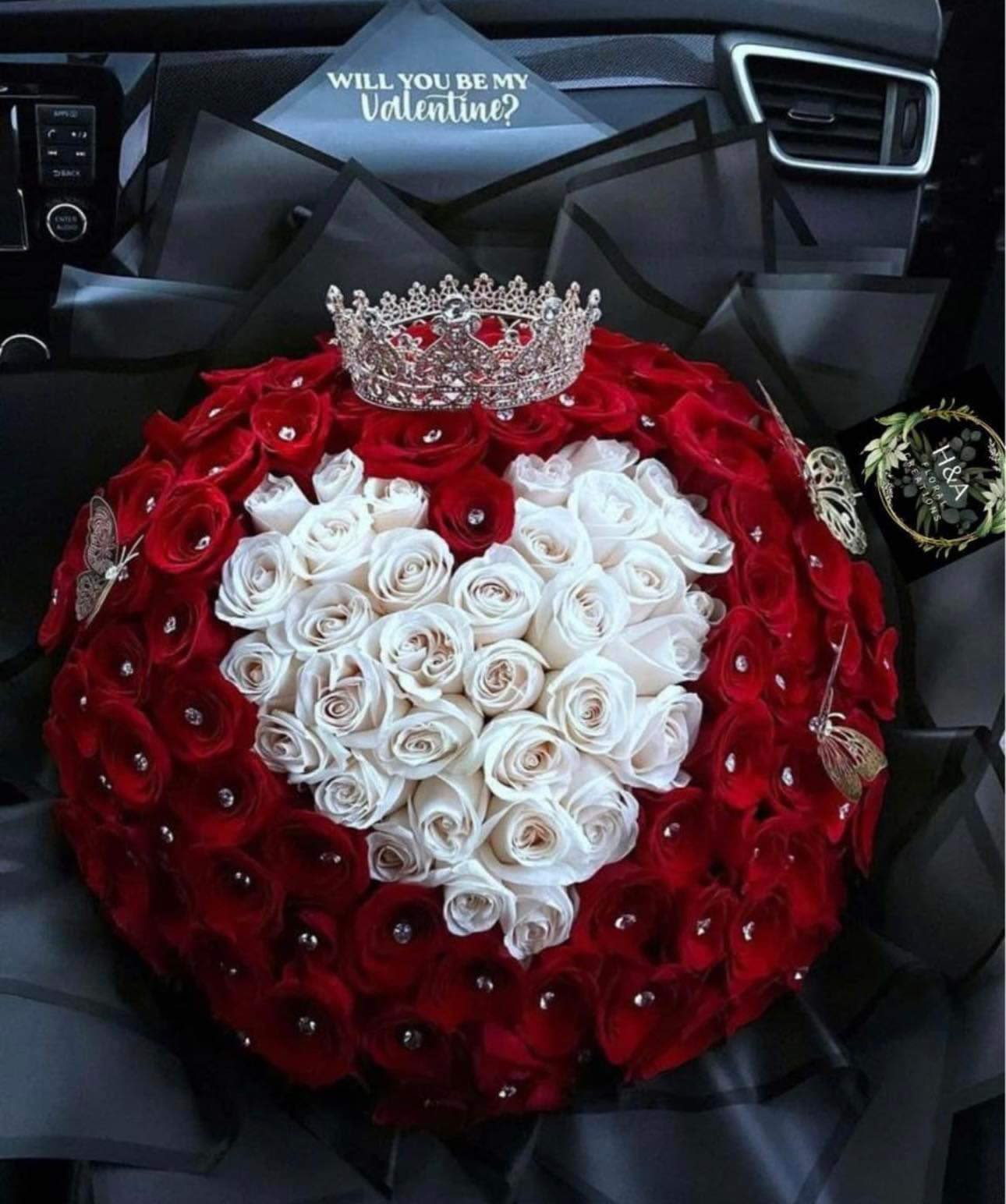 GF love bouquet ( 120 red and white roses ) GF love bouquet ( 120 red and white roses ) - Delicate bouquet consisting of 120 stems of roses in red and white tones, decorated with life-size round crystal crown, golden butterflies, crystal pins and wrapping in black soft paper.available every day. Delicado ramo conformado por 120 tallos de rosas en tonos rojo y blanco , decorado con corona de cristales redonda tamaño real , mariposas doradas , pines de cristal y envoltura en papel suave negro .disponible todos los dias .