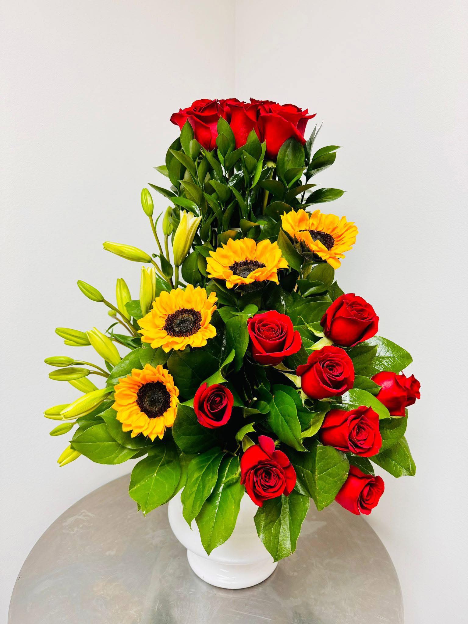 Thinking of you flower arrangement Thinking of you flower arrangement - Elegant and romantic floral arrangement with tall red roses and sunflowers and lilies in garden, box base and big bow. Ideal for any special occasion, available every day. Elegante y romantico arreglo floral con rosas rojas altas y girasoles y lirios en jardin , base de caja y lazo grande . Ideal para toda ocasion especial , disponible todos los dias