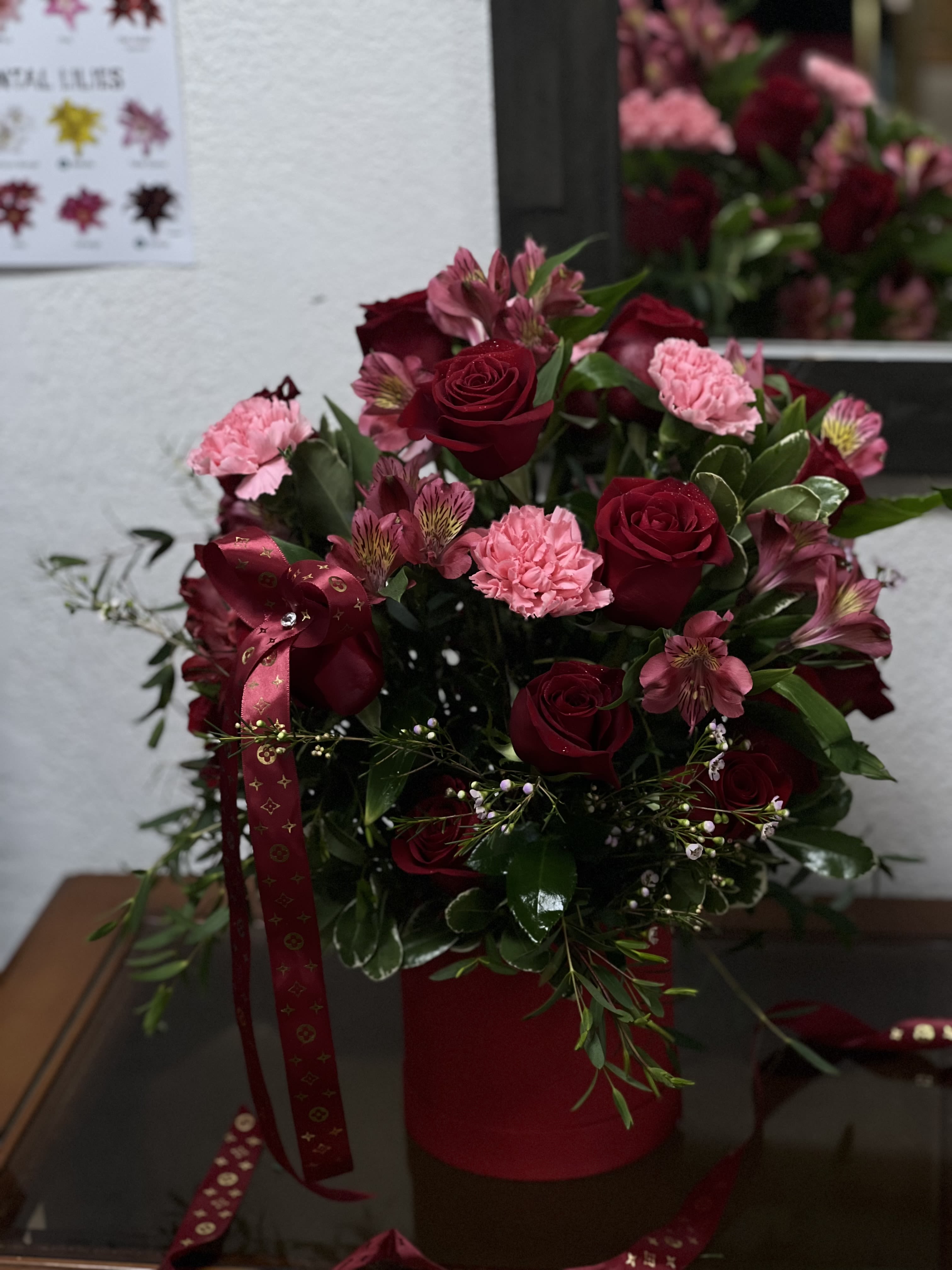 Diamantes Rojos - Red with shades of pink a perfectly compose piece with roses alstromeria and a touch of pink carnartions