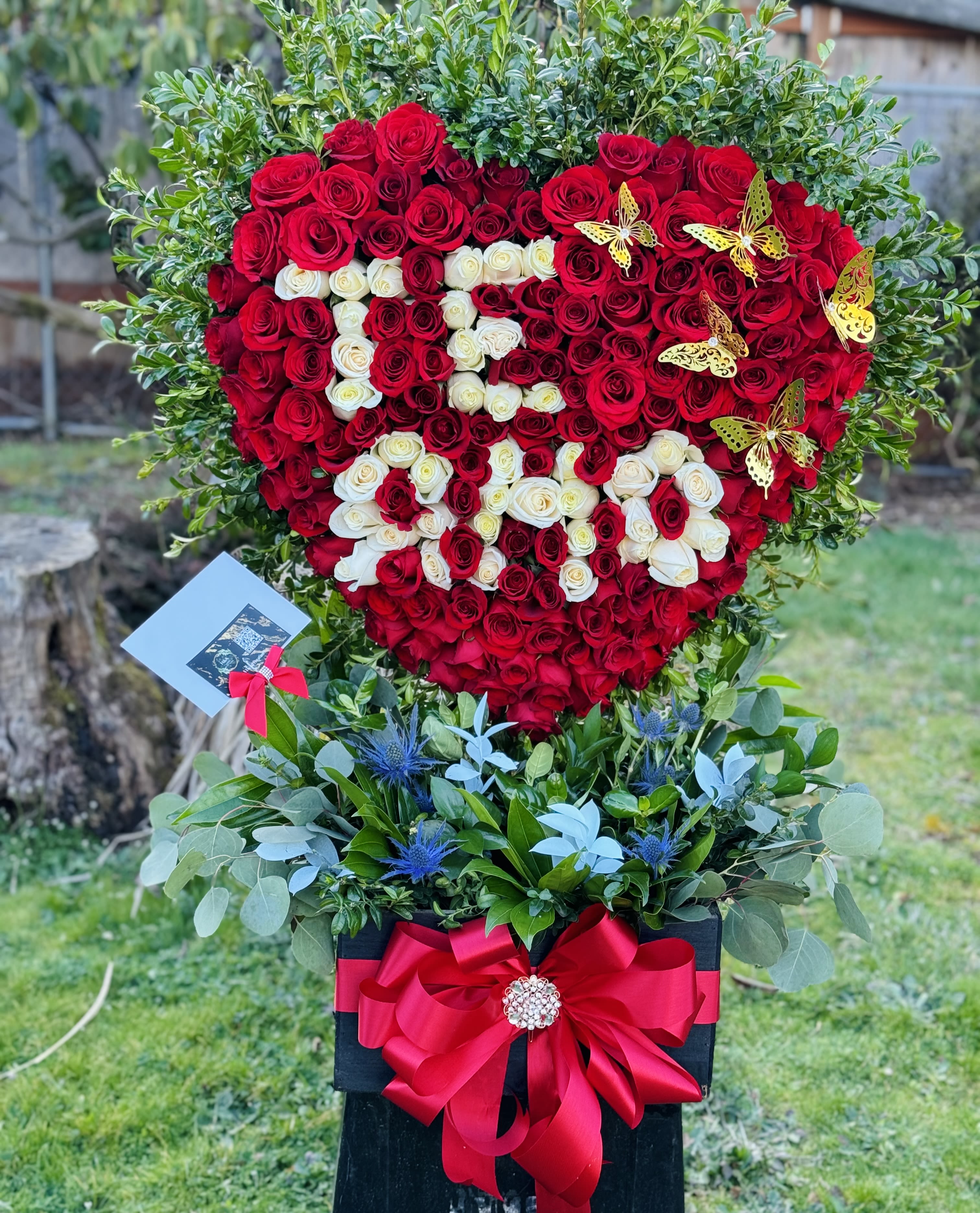 Te amo heart floral arrangement. Te amo heart floral arrangement. - Express your emotions with this stunning floral arrangement in the shape of a heart, ideal for courtships, anniversaries, birthdays or just because, consisting of red roses and white roses, wooden base with flower garden at the bottom, available every day . Expresa tus emociones con este impresionante arreglo floral en forma de corazon , ideal para noviazgos , aniversarios , cumpleaños o solo porque, conformado por rosas rojas y rosas blancas , base de madera con jardin de flores en la parte baja , disponible todos los dias .