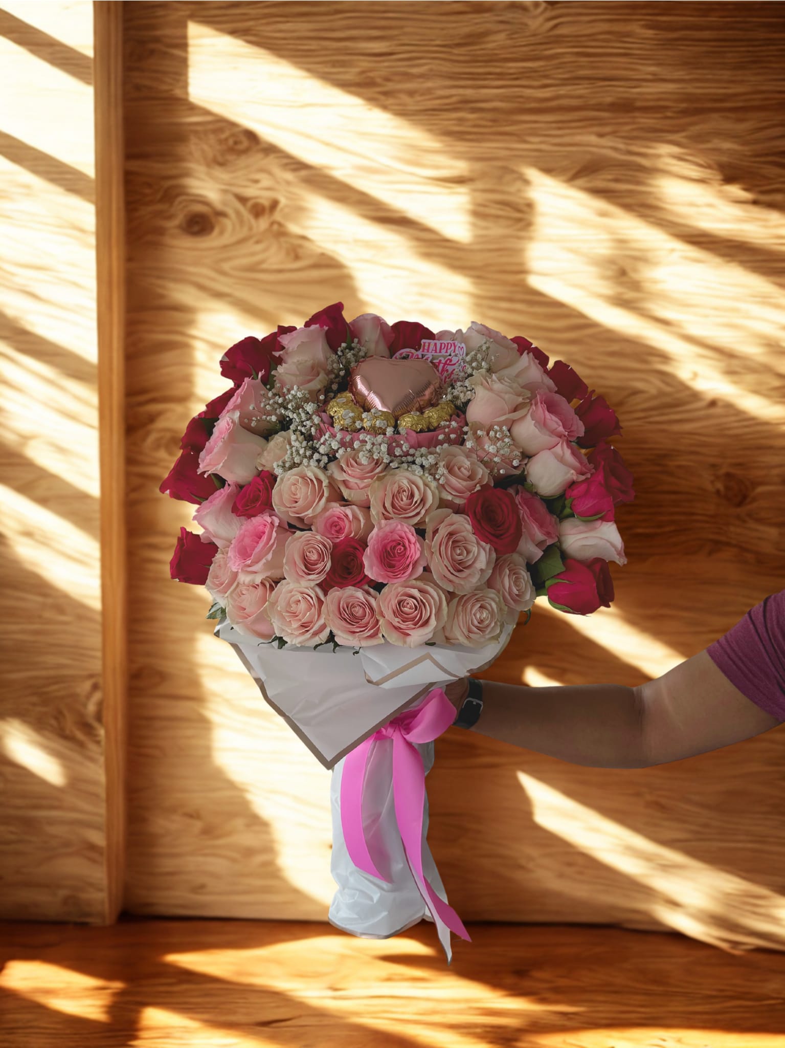 Samanta Samanta - Bouquet of 100 roses in pink shades, 8 Ferrero Rocher, and a heart-shaped balloon.