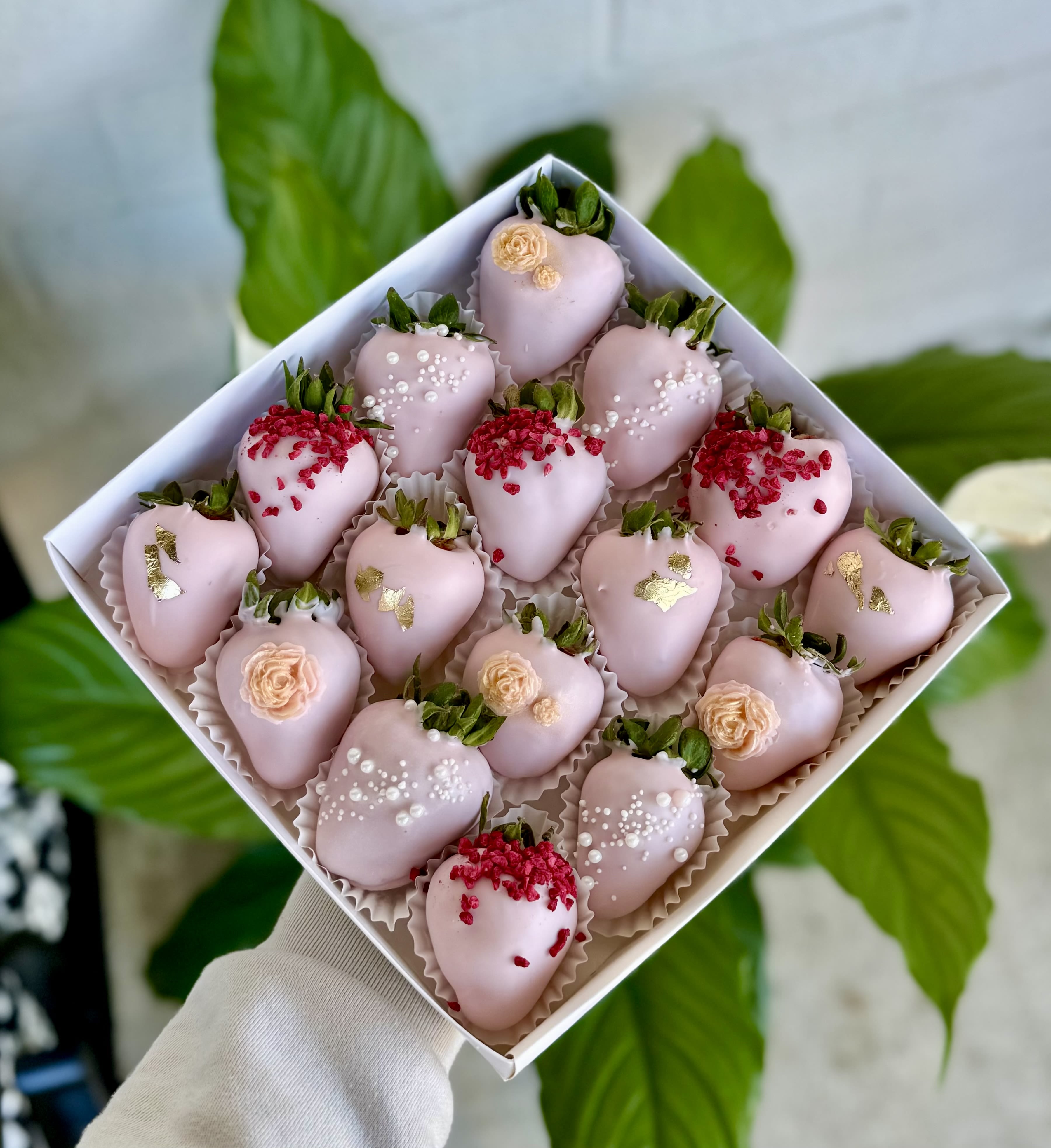 Dulce Tentación Dulce Tentación - Sixteen strawberries dipped in delicate pink chocolate, adorned with edible flowers, gold leaf, and soft sugar pearls. Each bite is a romantic escape — sweet, elegant, and full of Latin soul. Designed to impress, made to fall in love.