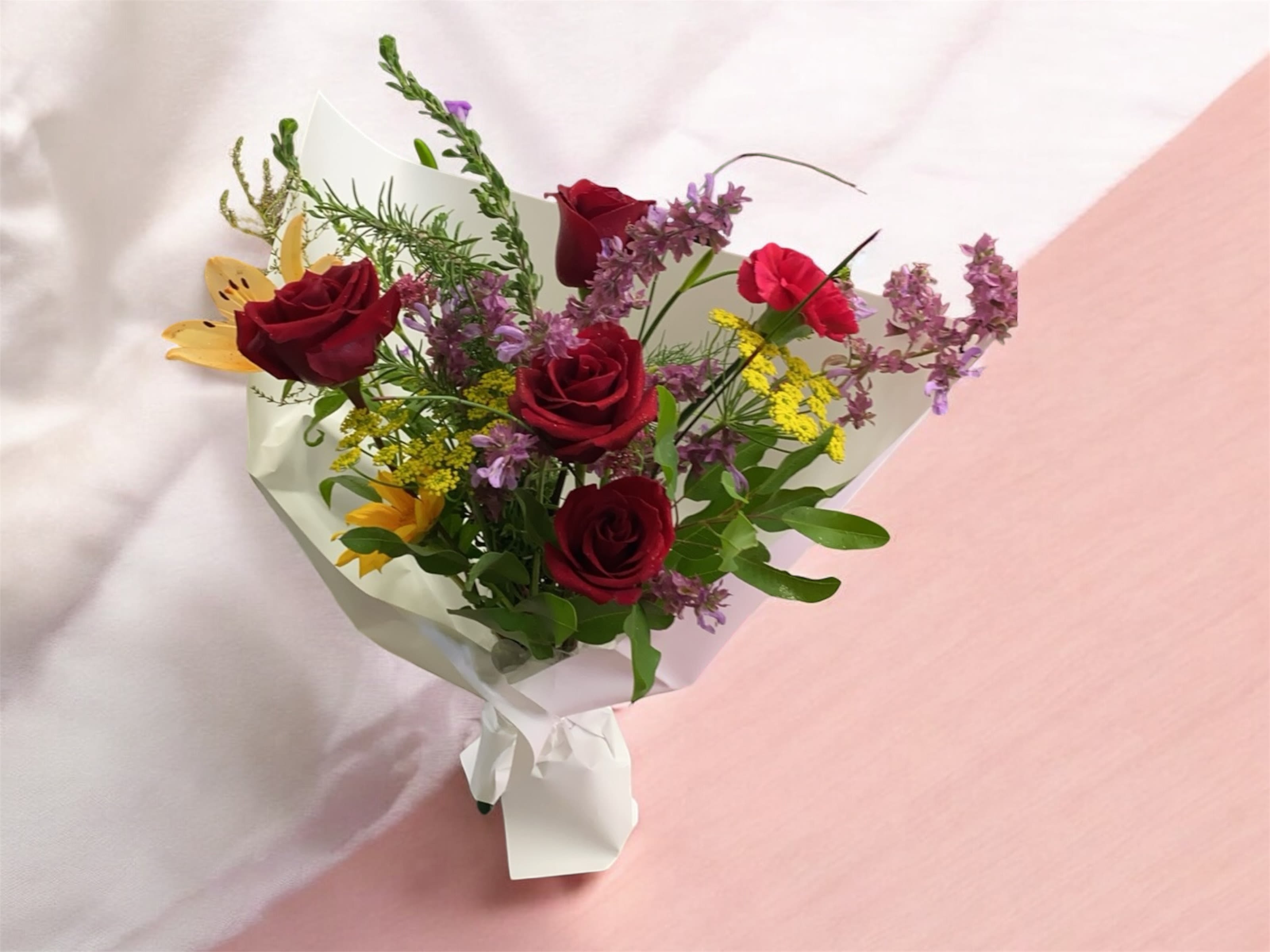 Red roses with seasonal bouquet Red roses with seasonal bouquet - Red roses with seasonal bouquet