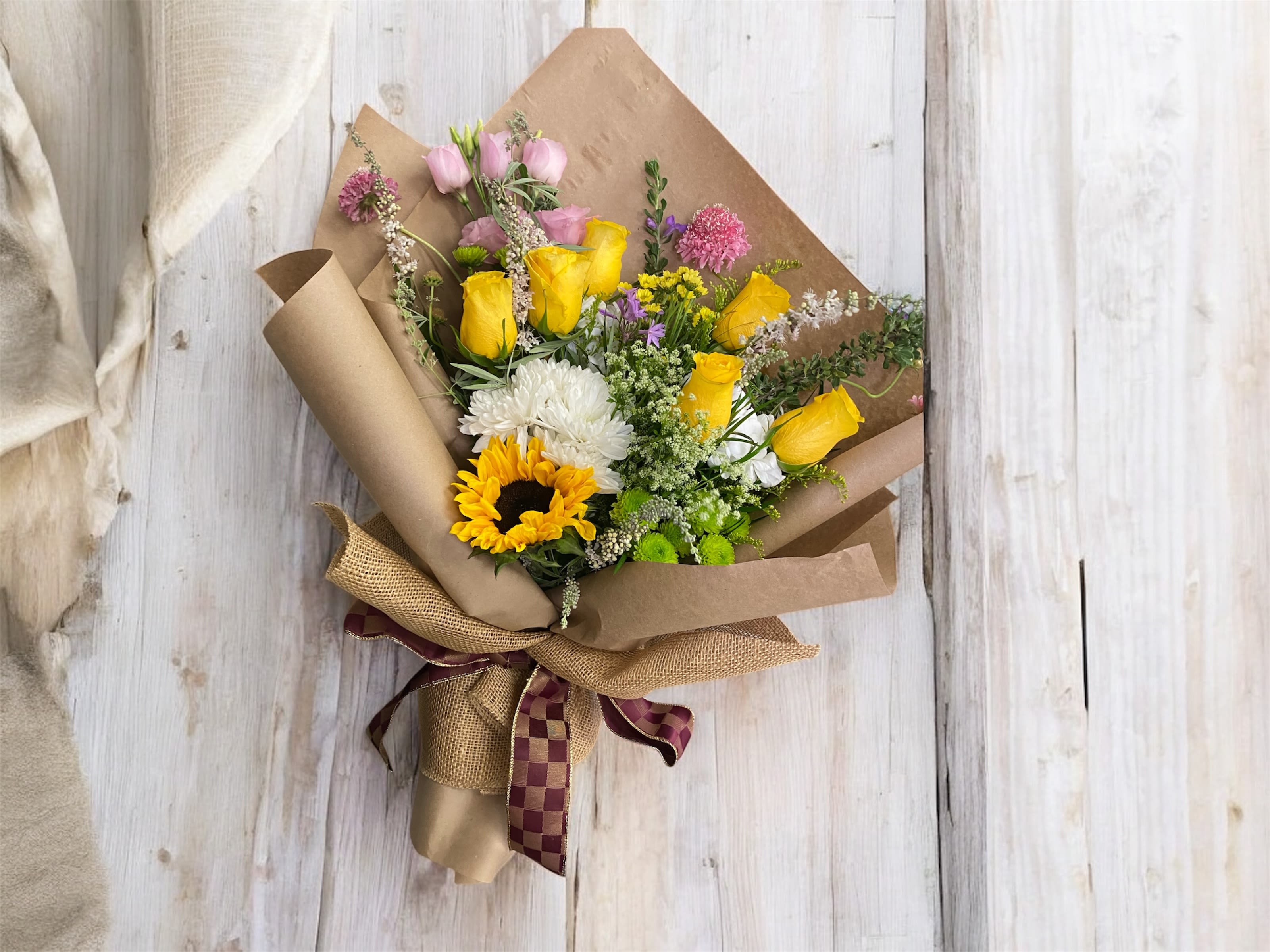 Premium Yellow roses seasonal bouquet Premium Yellow roses seasonal bouquet - Premium Yellow roses seasonal bouquet