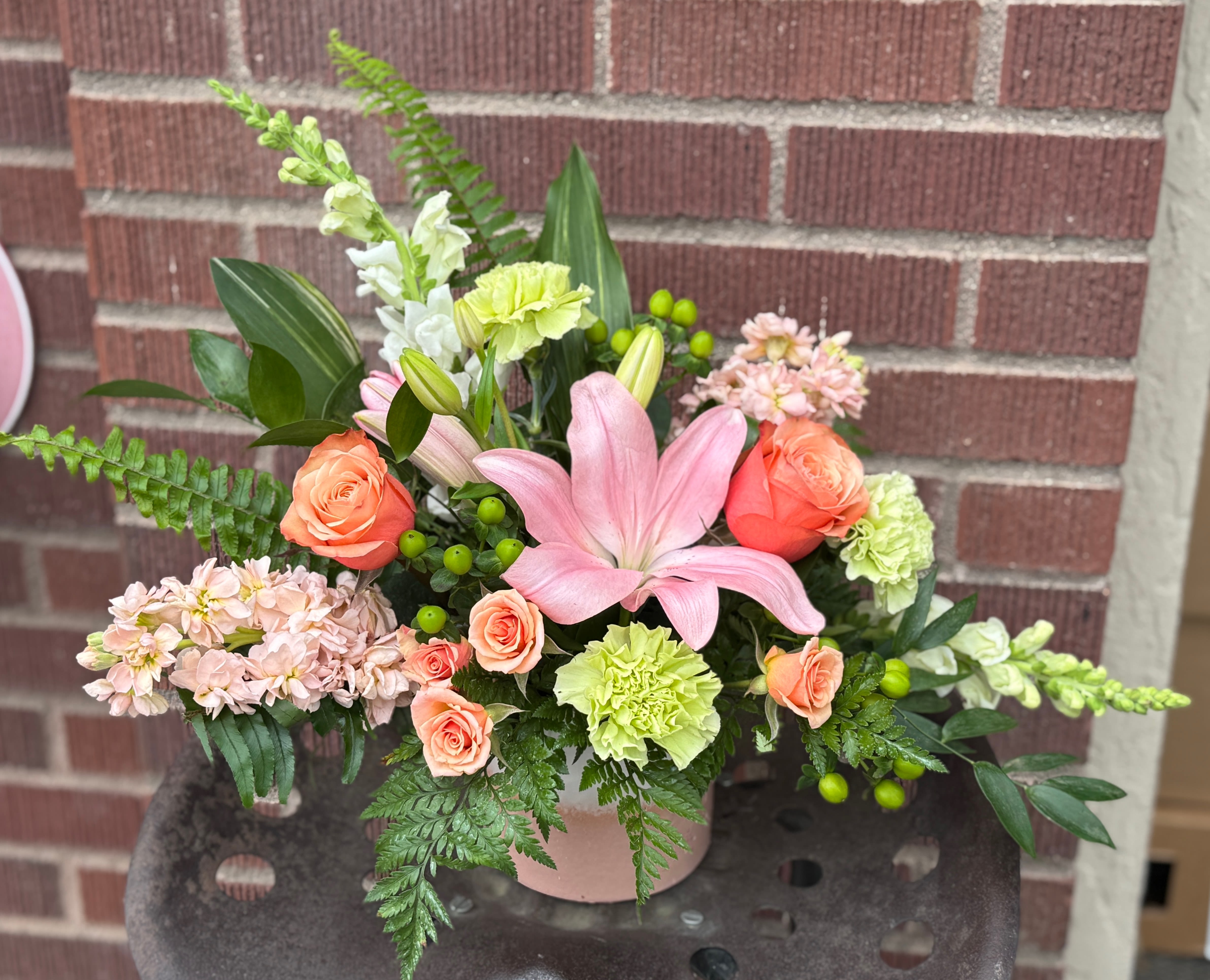 Peachy Keen - Arriving in a beautiful, peachy keepsake ceramic, in tones of peach, pink and a subtle green. :)