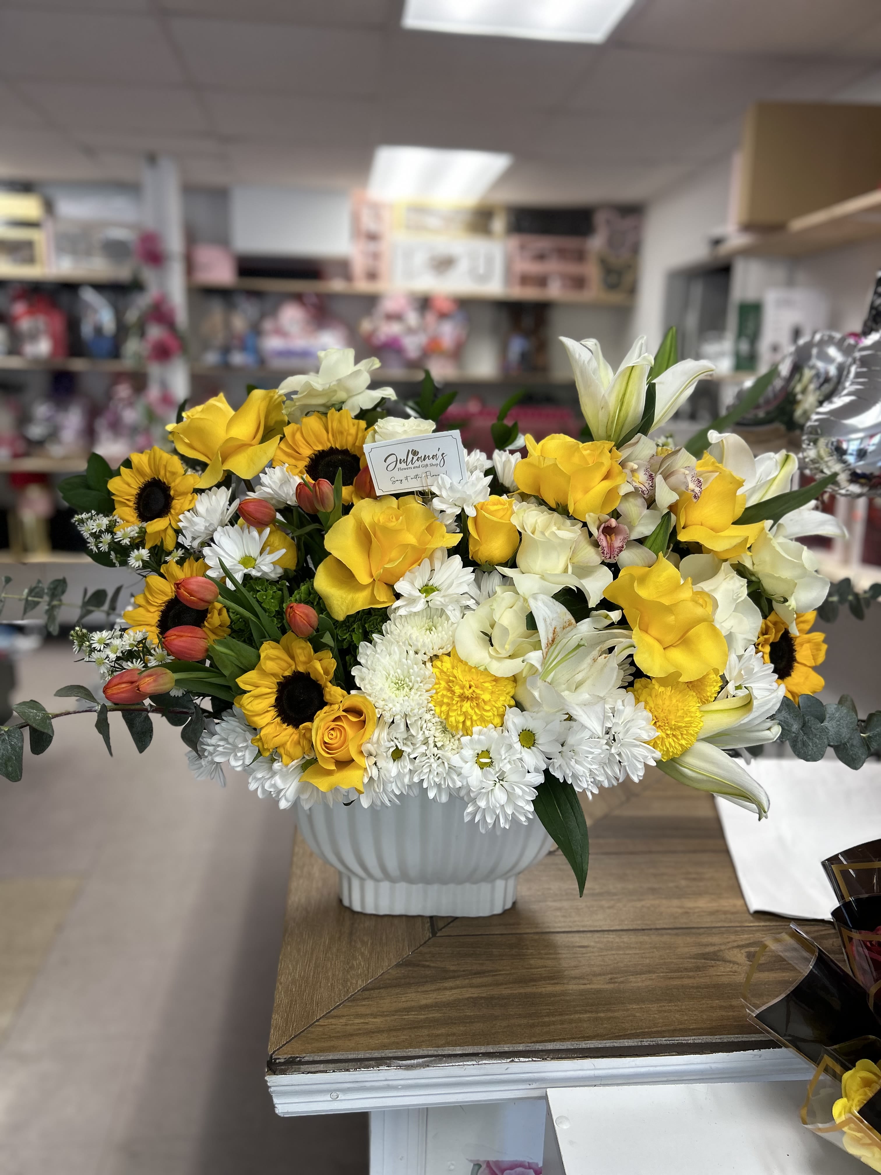 Elegant floral arrangement - Modern floral arrangement in base! Orange, yellow, and white colors! Elegant and delicate The perfect combination for a perfect moment!