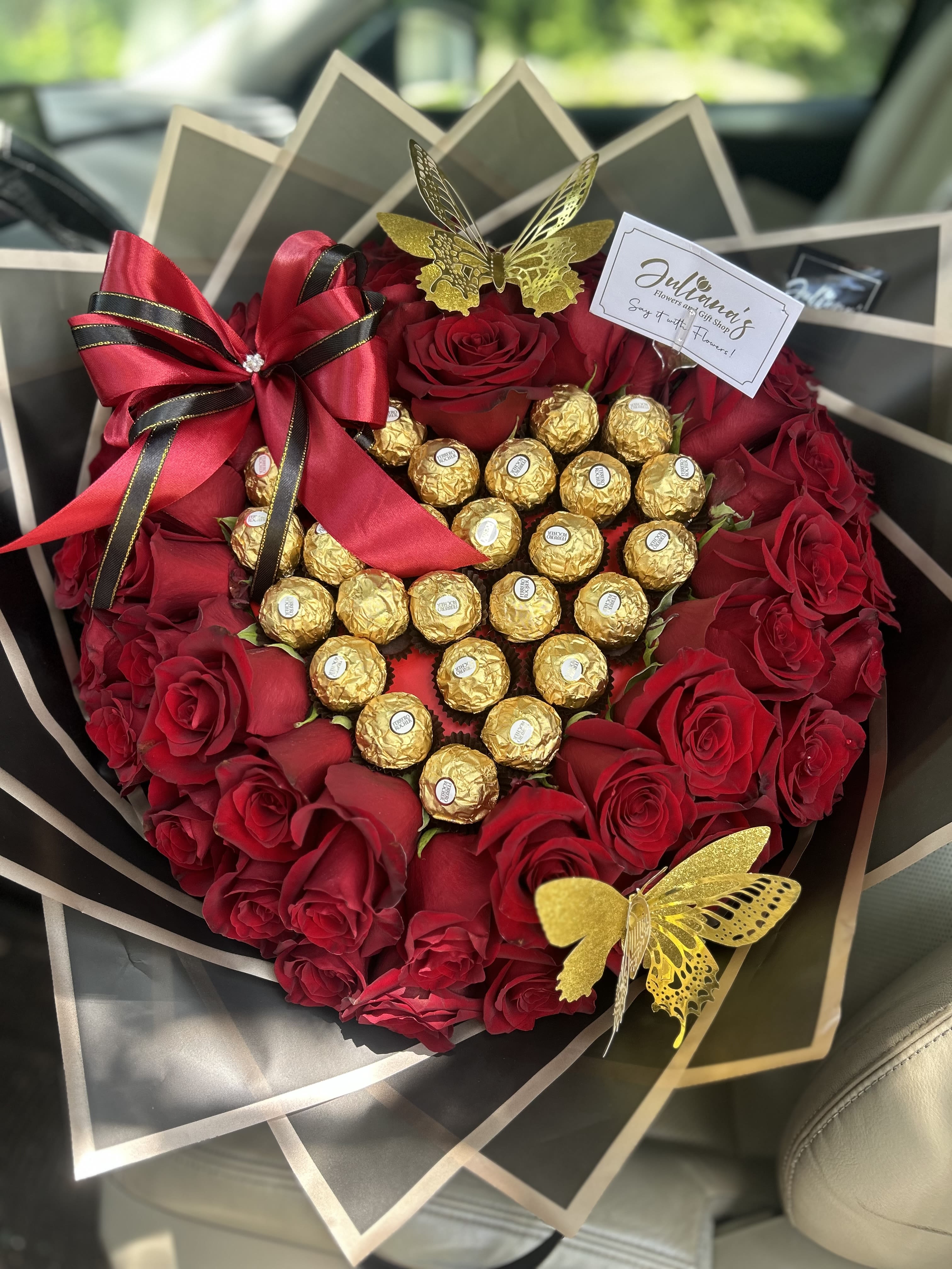 Bouquet of roses and chocolate - Ramo de rosas rojas,  y un corazón con chocolates Bouquet of red roses, and a heart with chocolates