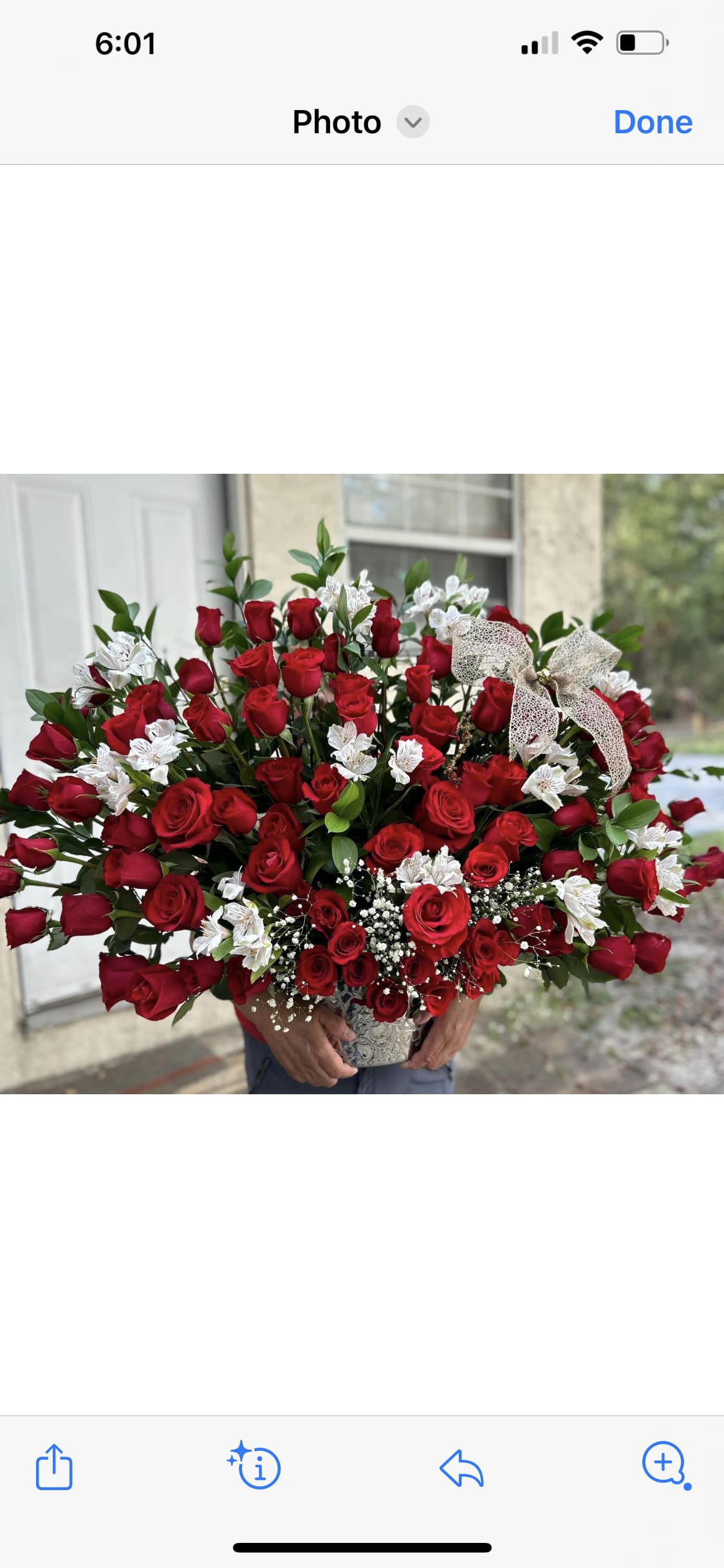 Large floral arrangement with 100 red roses  - Large floral arrangement with 100 red roses and foliages  Arreglo floral con rosas color en color rojo y detalles. 