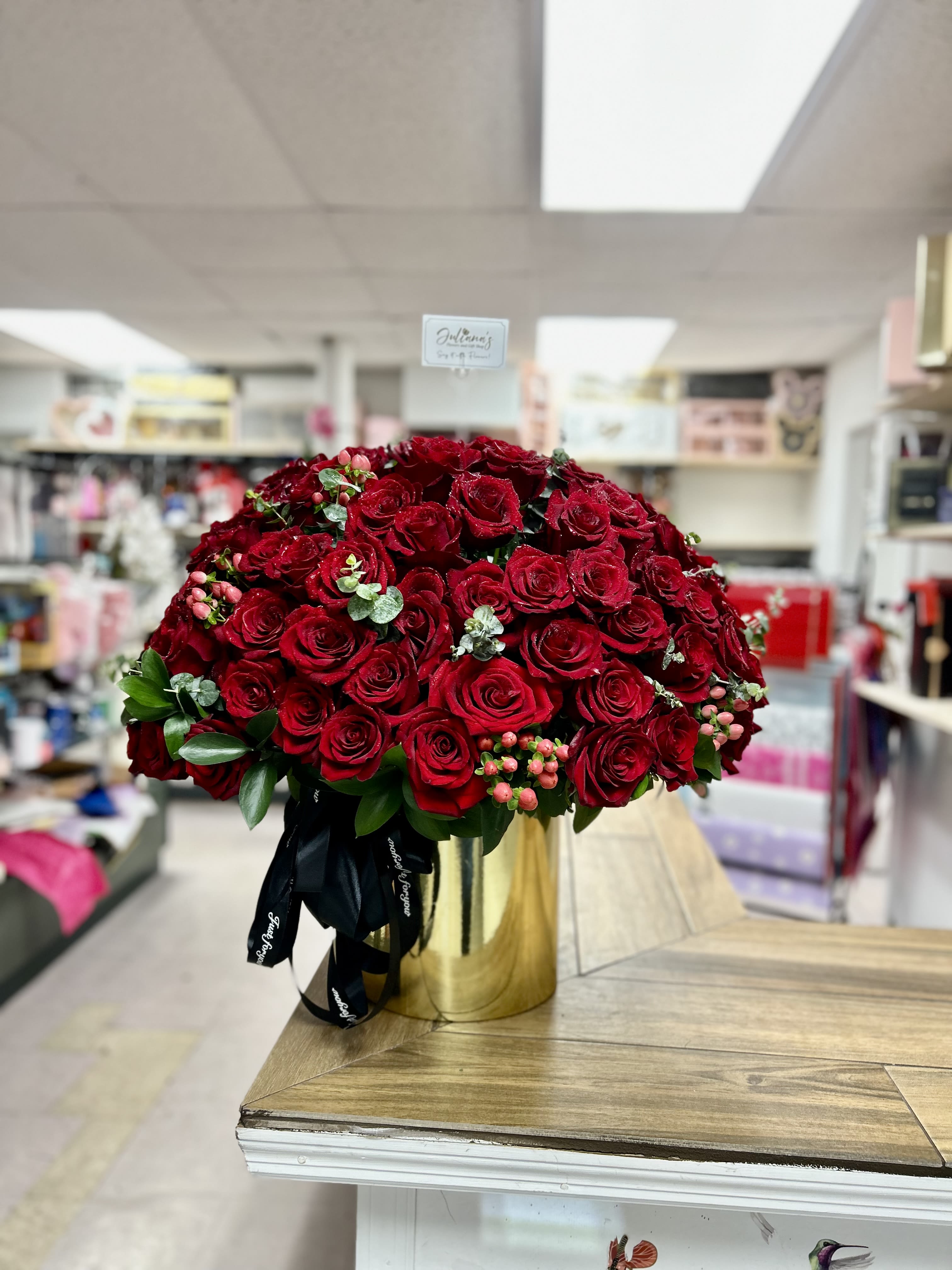 Large round with 100 roses  - Large round box with 100 roses in red! Say it with flowers! Arreglo redondo con 100 rosas 