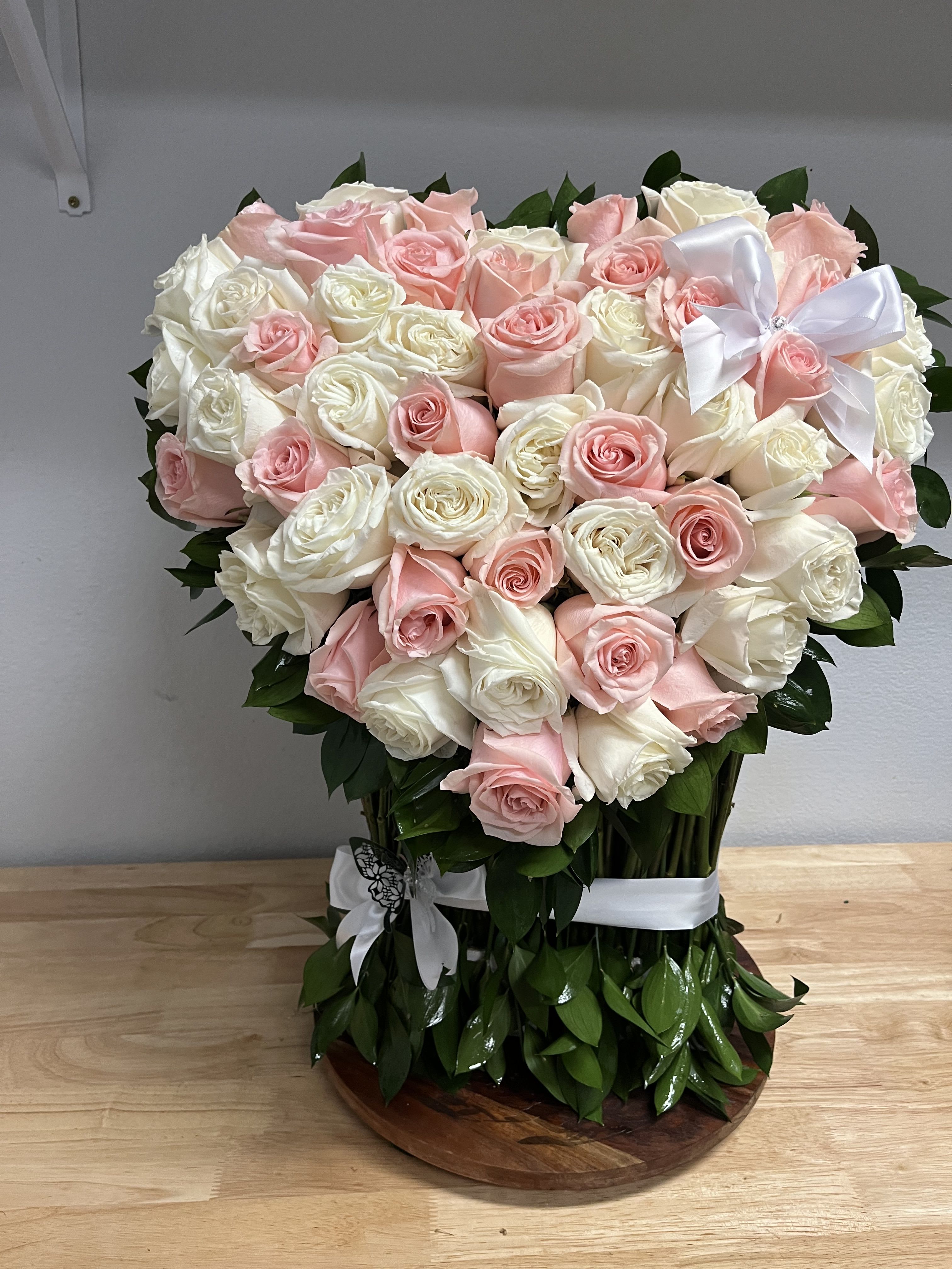 Amor puro  - Rosas rositas y blancas pedestal natural 