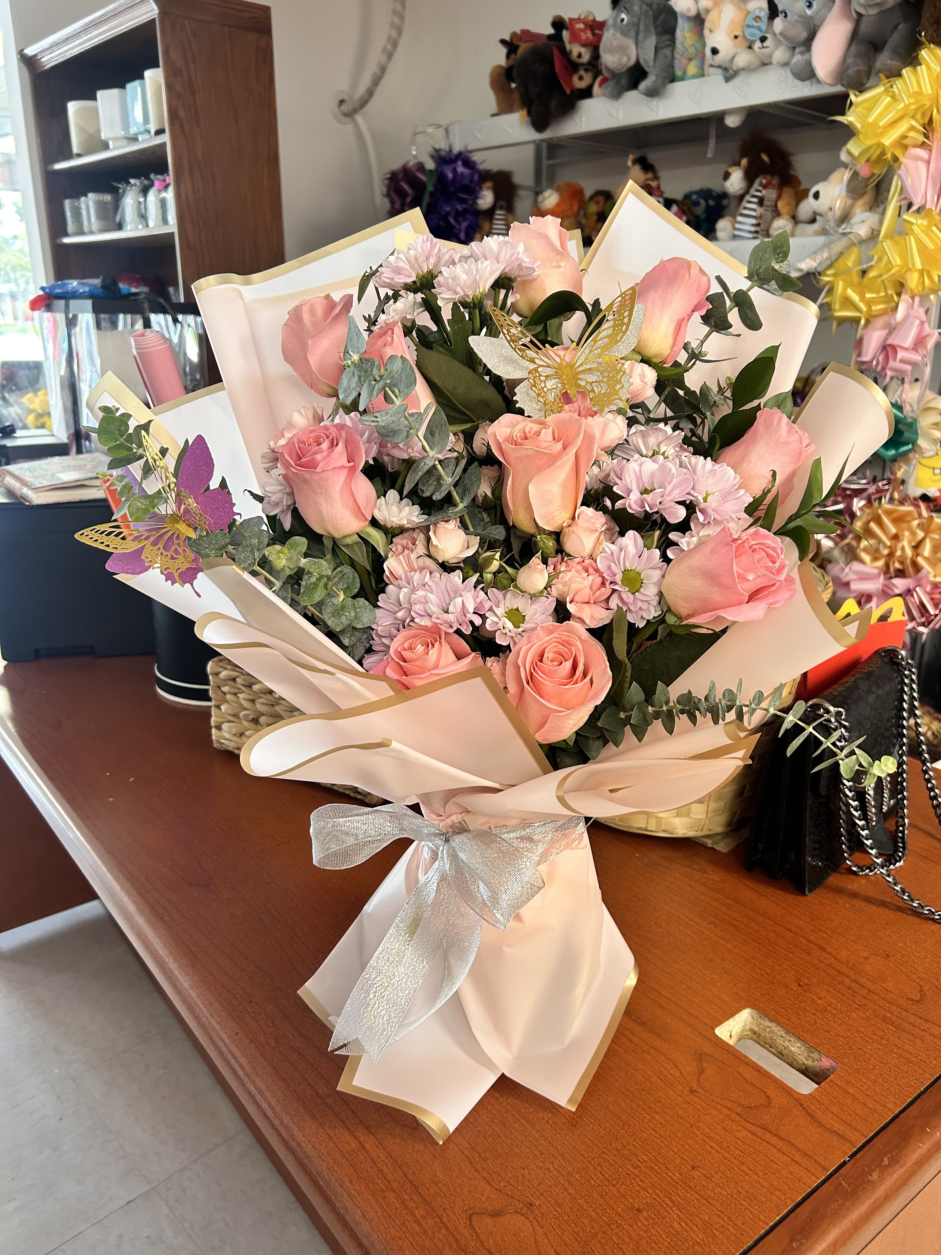 Special Julianas Bouquet - Ramo elaborado en flores y colores a elección del cliente, incluye: papel, base, mariposas  Bouquet made with flowers and colors of the client's choice, includes: paper, base, butterflies