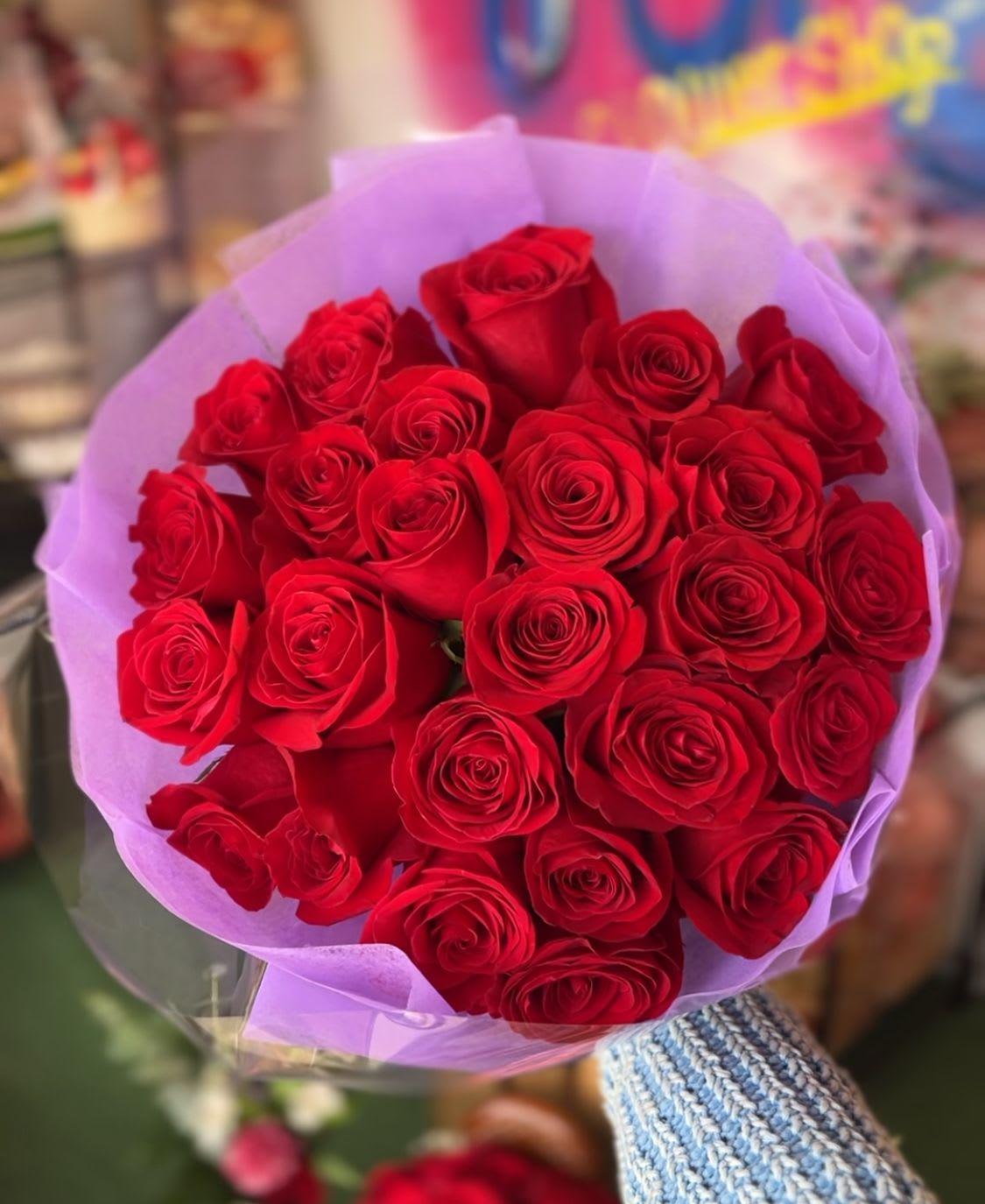 Long stemmed Medium buchon - Averages 25 stems of long stemmed red roses. Request the color of paper that you wish and we will use the most similar color available.
