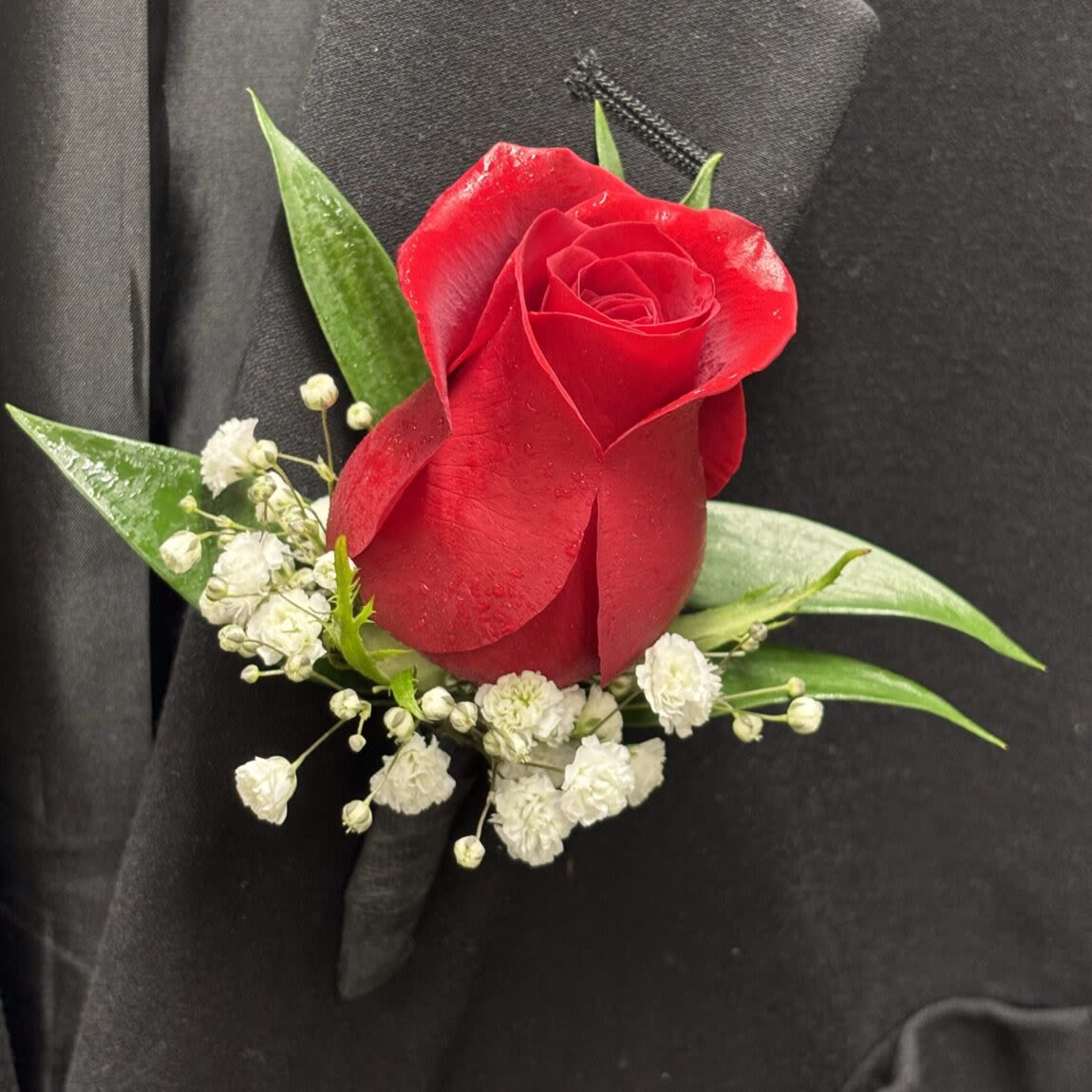 Red Rose Boutonnière - A classic red rose boutonnière that compliments any suit. Perfect for prom, homecoming, formal or wedding events.