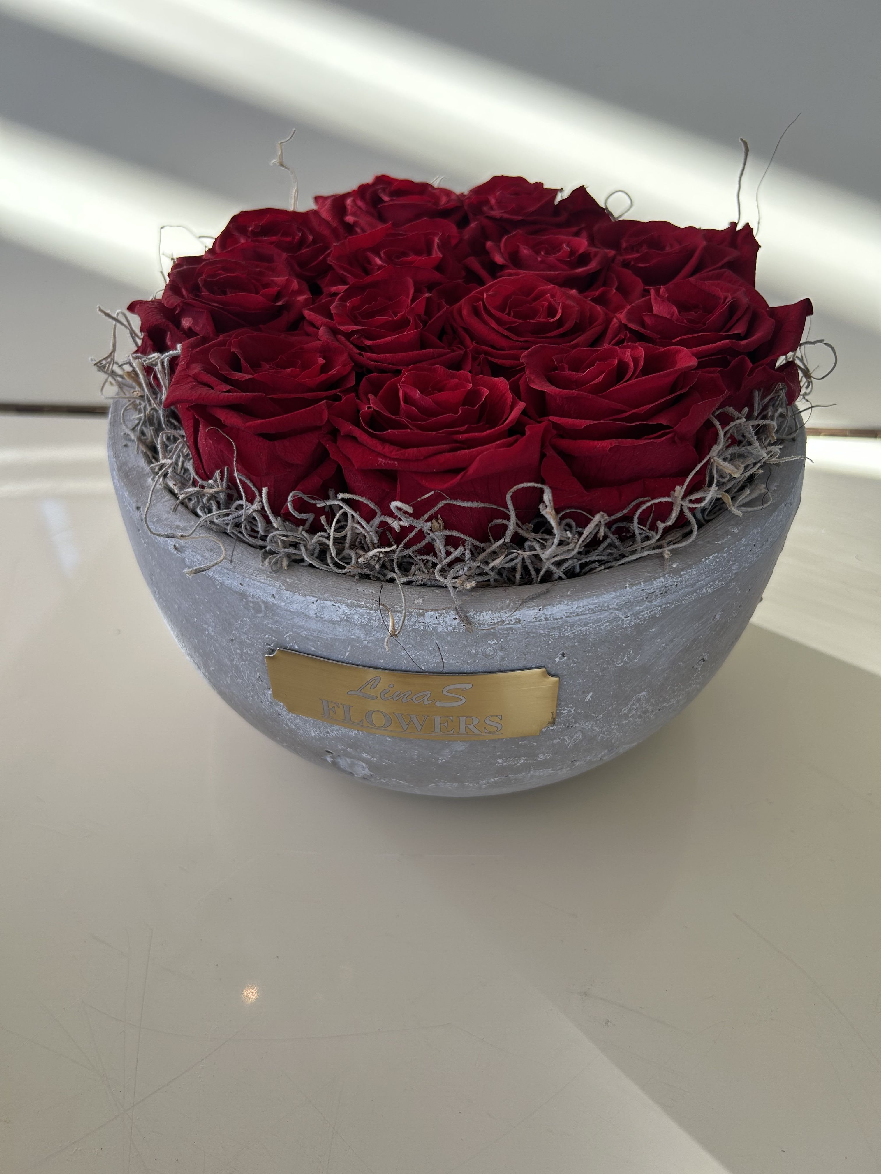 Preserved roses Preserved roses - Preserved pink roses elegantly displayed in a textured stone vase. Will stay at your place at least 1-3 years.