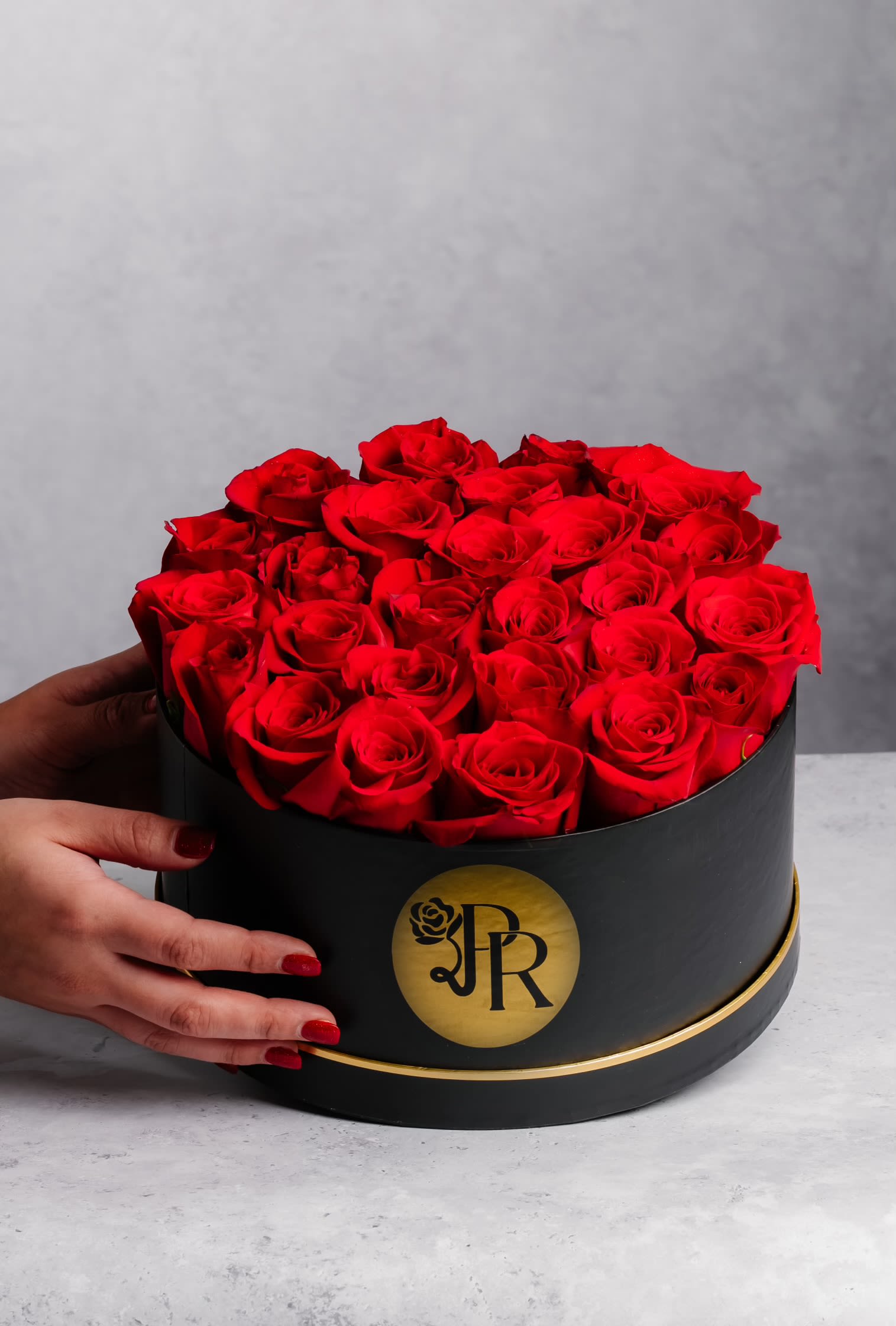 Small Round Black Deluxe - Elegant and with a lot of meaning, enjoy our black box with red roses 