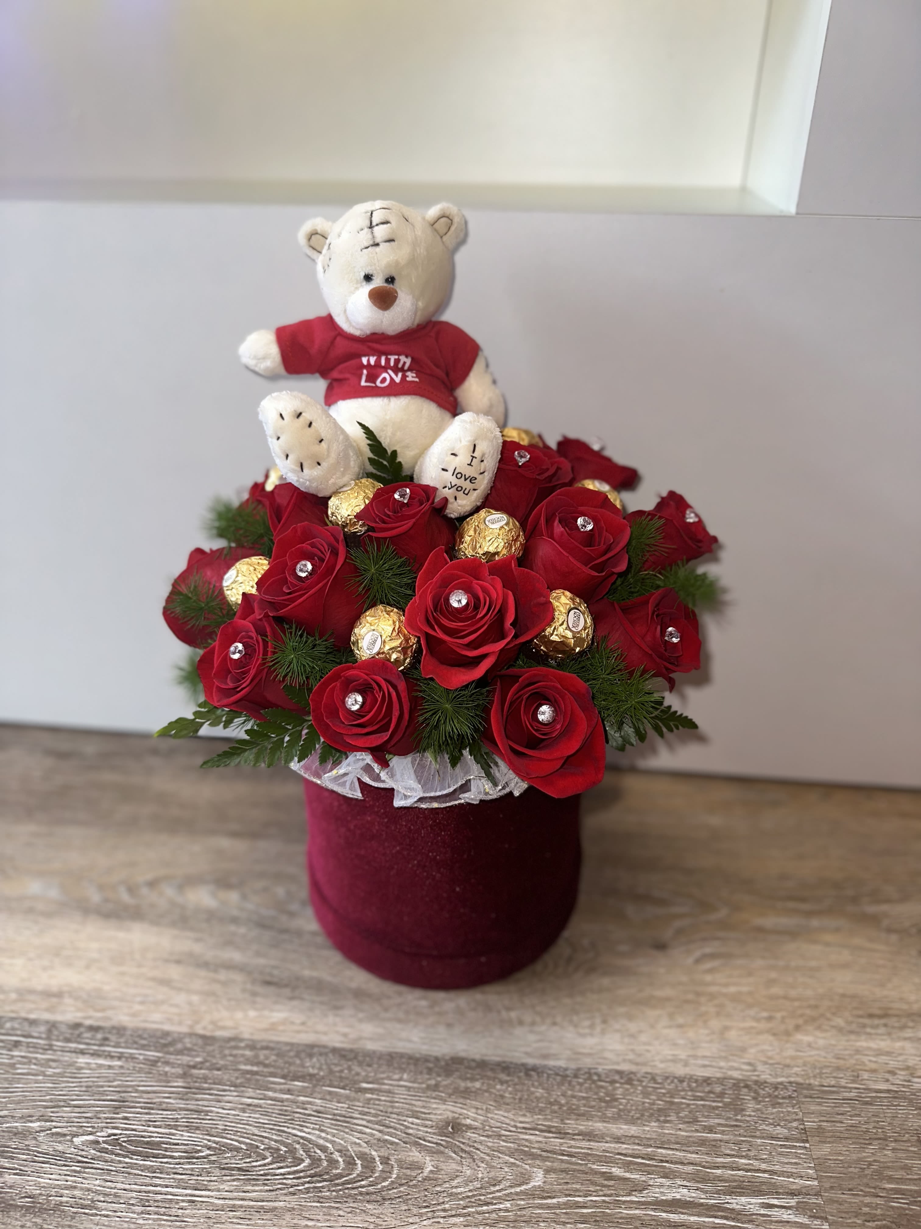 BEAUTIFUL DETAIL OF ROSES BEAUTIFUL DETAIL OF ROSES - BEAUTIFUL DETAIL OF ROSES,TEDDY BEAR,CHOCOLATE , light led
