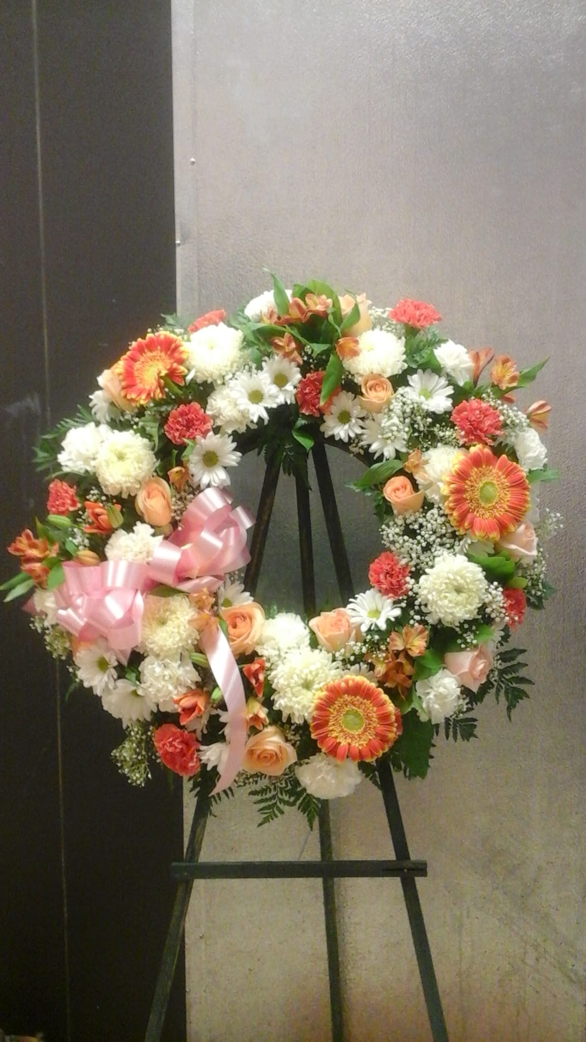 peach and white wreath (FW2) peach and white wreath (FW2) - This wreath make from roses, lilies and carnation