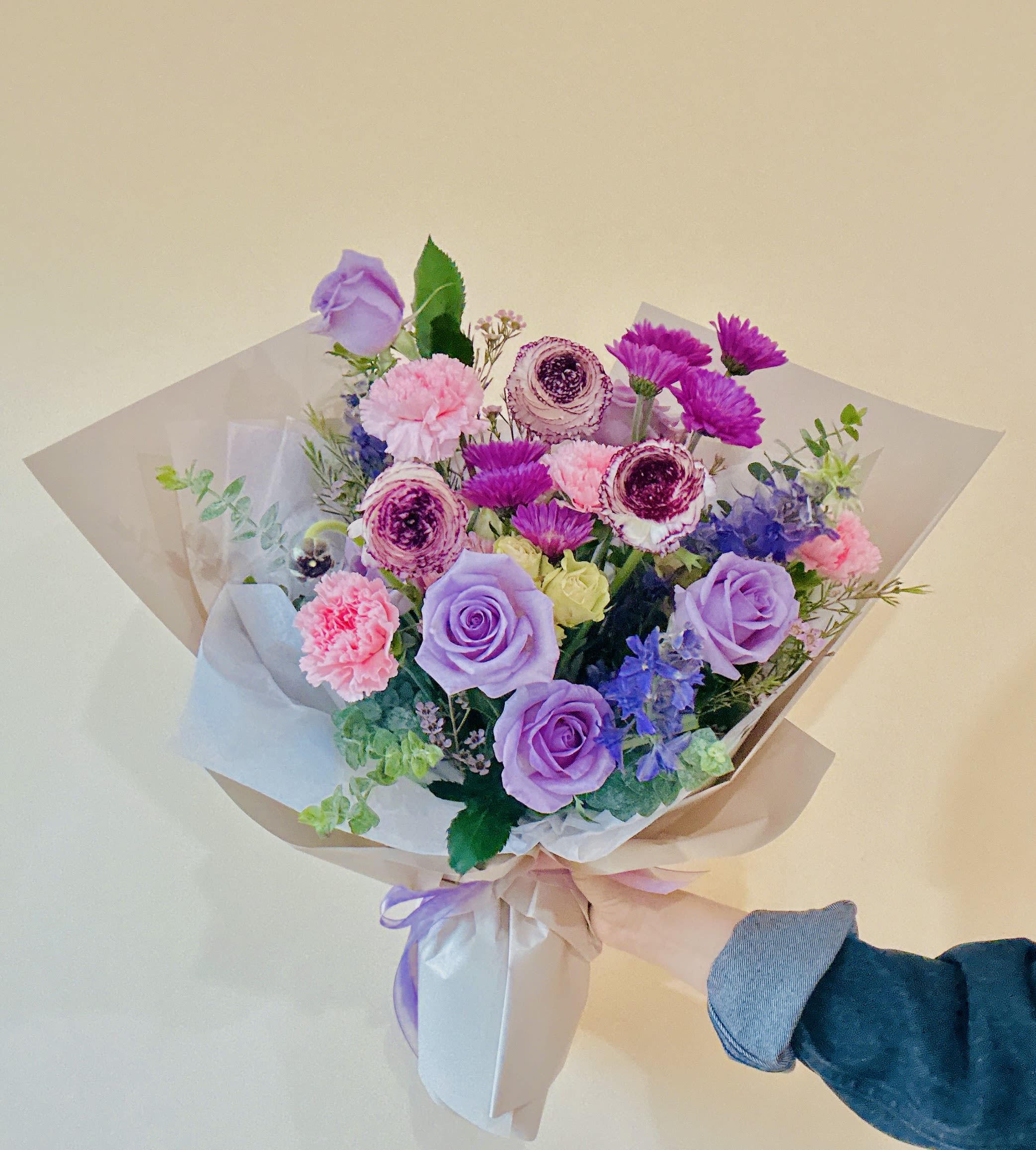 Godiva - Mostly purple bouquet and a touch of pink!   Please keep in kind that no arrangement can be made identical to the photos shown (as some flowers are seasonal). Therefore, we will substitute them accordingly with in-season flowers instead. We will do our absolute best to arrange the flowers as similar as possible with the photos shown!   For Bouquets, we DO NOT include vases unless you add one.  For Vased Flowers, we include vases.   Right now, you can expect summer blooms sourced from local farms.   We use small ordinary 4in by 3in cards. If you want to send flowers with a special messaging card, please choose one from add-ons!  Delivery: our standard delivery time window is between 3:00pm and 5:00pm.   If you have any questions regarding the order, please feel free to contact us!   Email: agapeflower.studio25@gmail.com