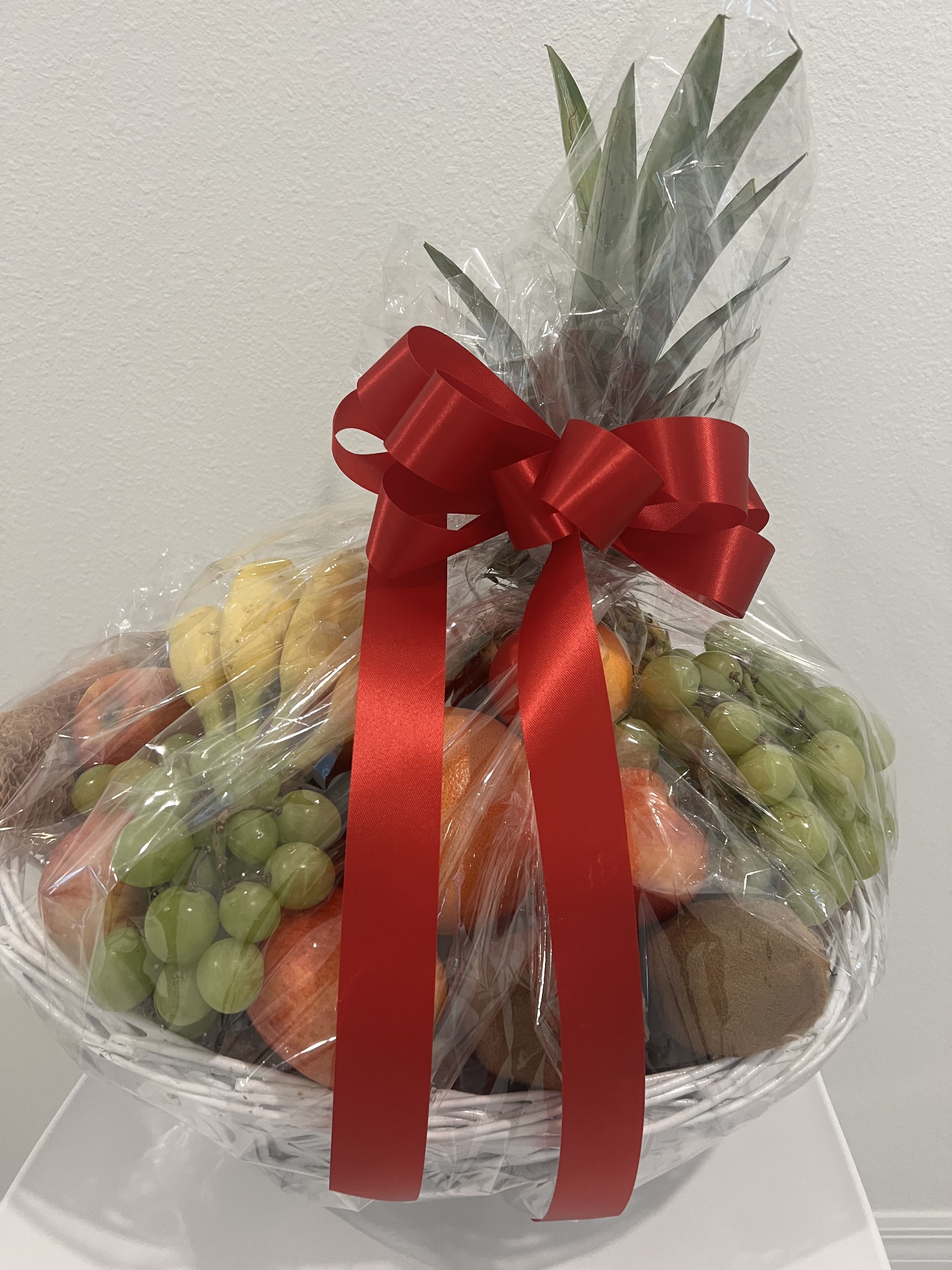 Fruit basket of your choice Fruit basket of your choice - Una armoniosa selección de frutas tropicales y frescas compone esta cesta, diseñada para cautivar los sentidos