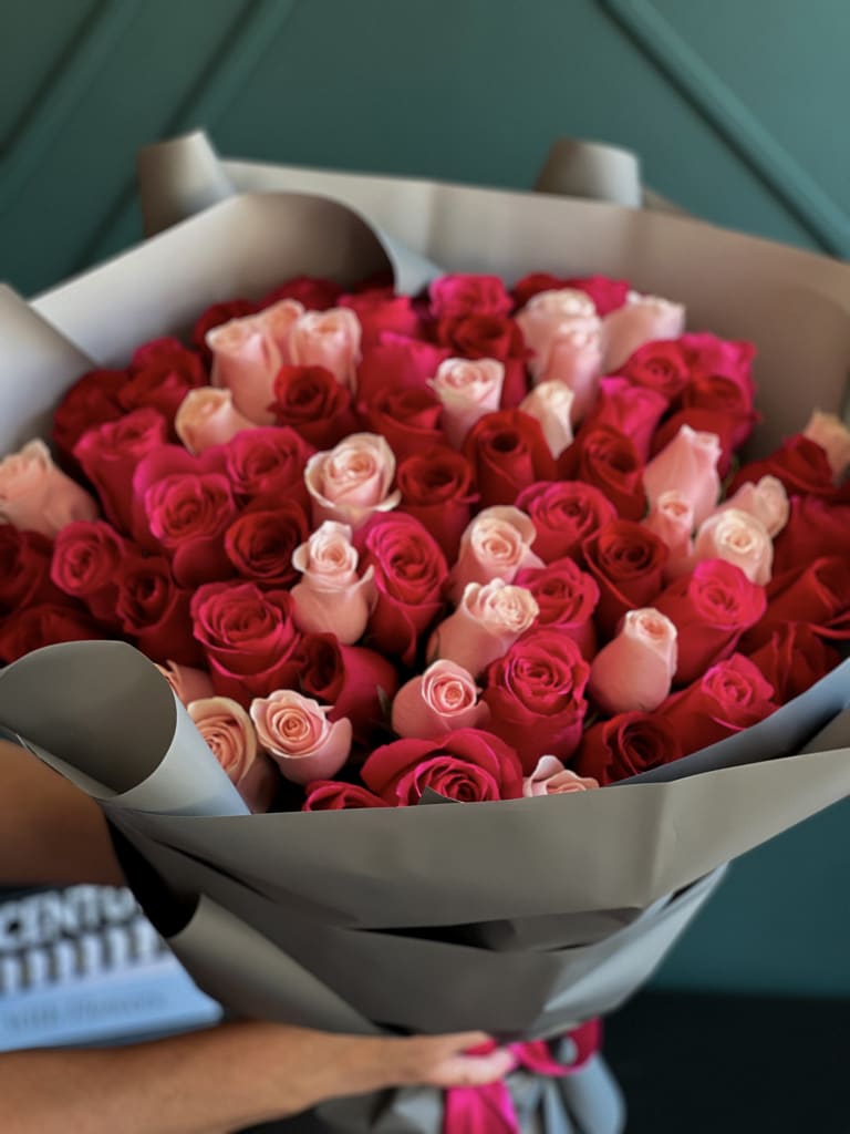 75 Mixed roses. Red, hot pink and pink  - 75 Mixed roses. Red, hot pink and pink . Hand-crafted bouquet in paper wrapping. VASE NOT INCLUDED