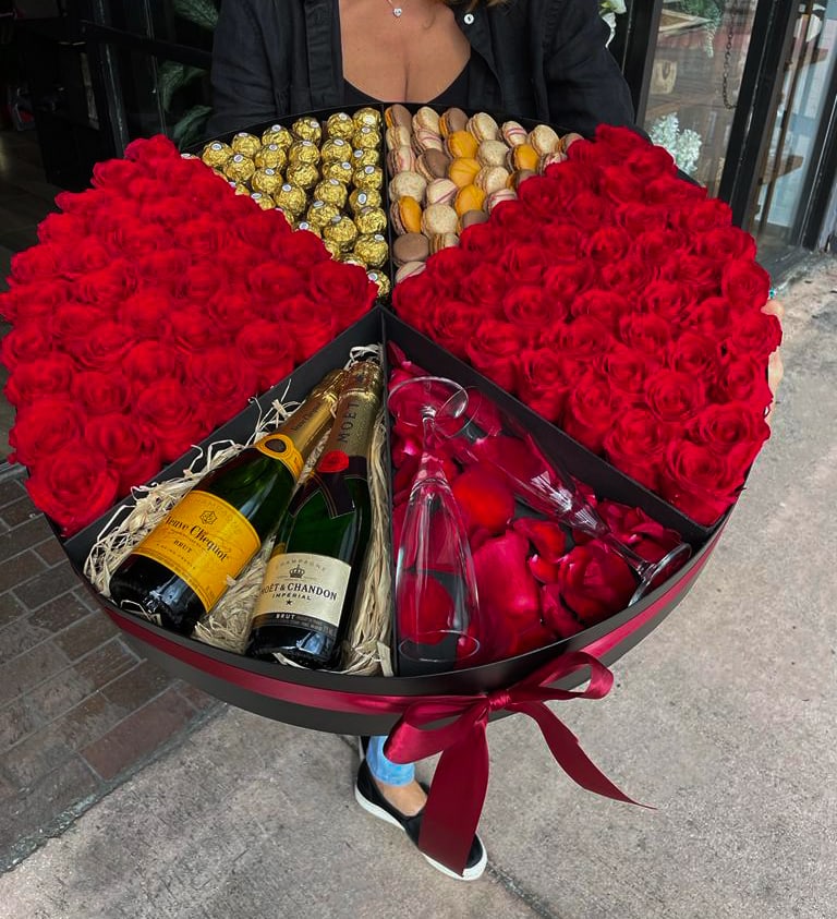 XXL Box with flowers, champagne, chocolates and macaroons.  - Extra Large ( 25 inc) black box with 100 and above roses, 2 bottles of champagne ( Moët &amp; Chandon Impérial Brut Champagne and Veuve Clicquot Brut Champagne) , 30 macaroons, and Ferrero Rocher Chocolate. Perfect gift set for any occasion. 