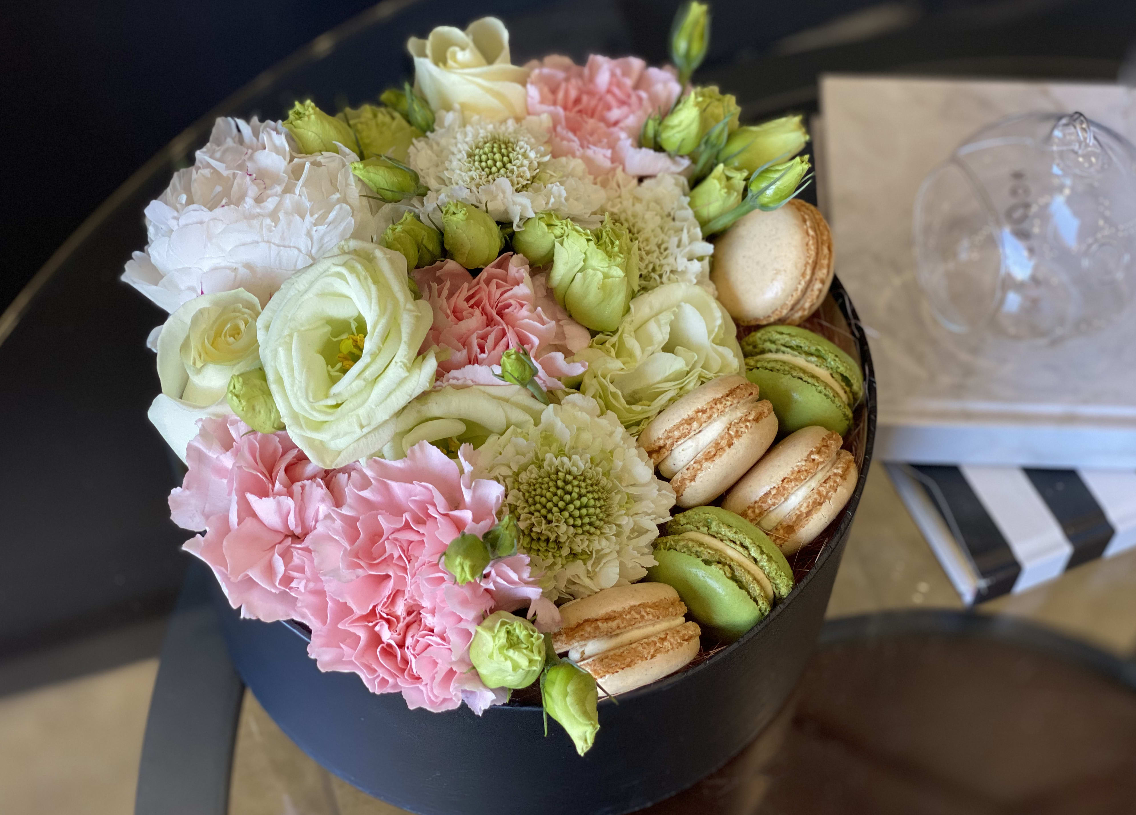 Medium Gift Box with fresh flowers and macaroons  - Medium Gift Box with fresh flowers and macaroons. Includes Roses, lisianthius, carnations, peonies and mixed flowers 
