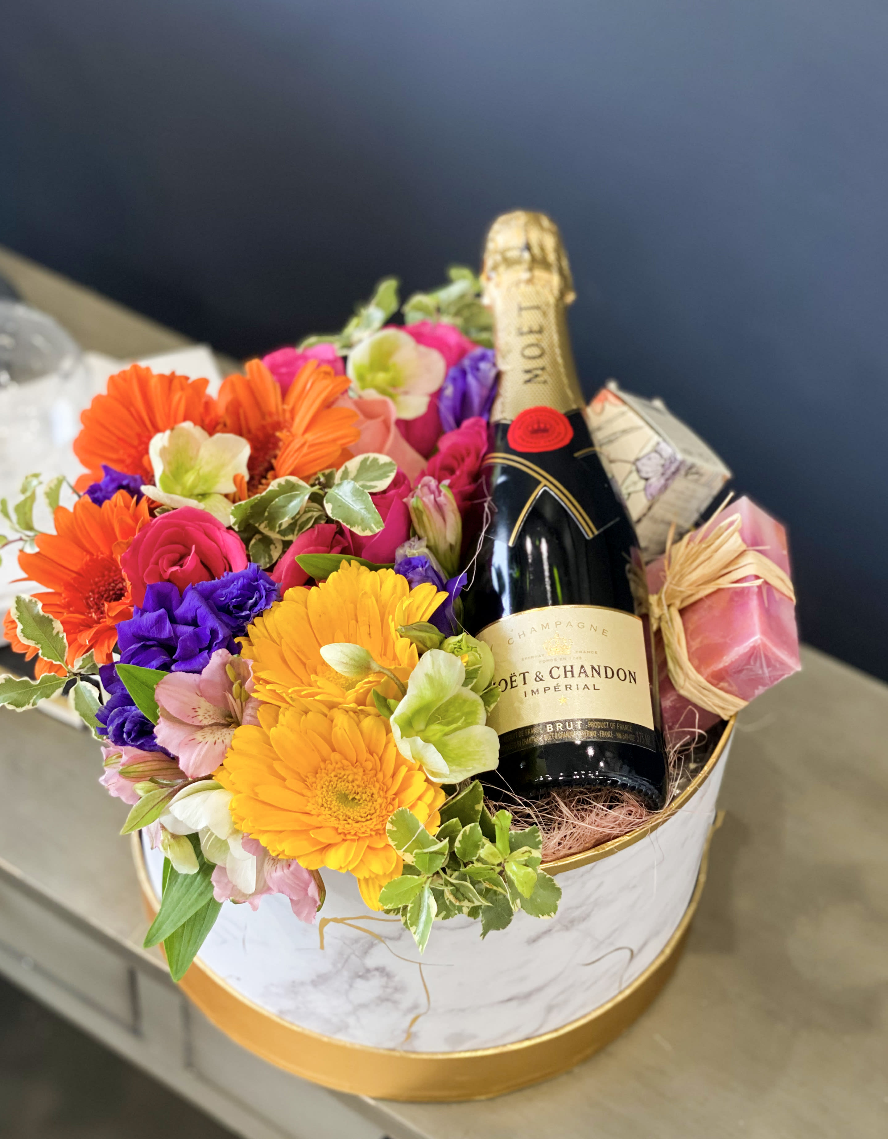 Gift set with flowers, champagne and bath goods - Gift set with flowers, champagne and bath goods.   Round box with fresh flowers, SMALL champagne, soap and small candle