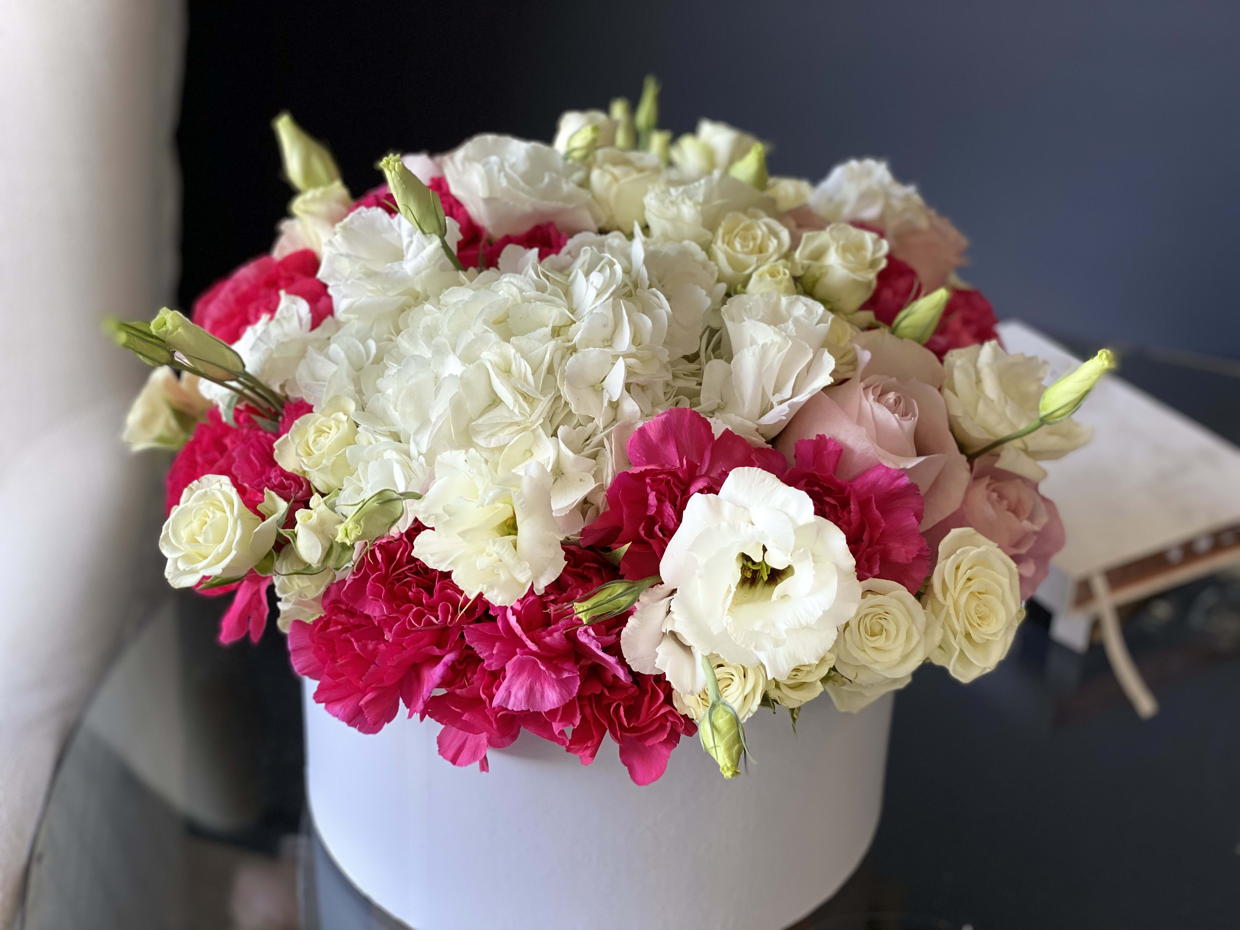 Vanessa. Flower box with mix flowers  - Stylish box with mixed flowers. 