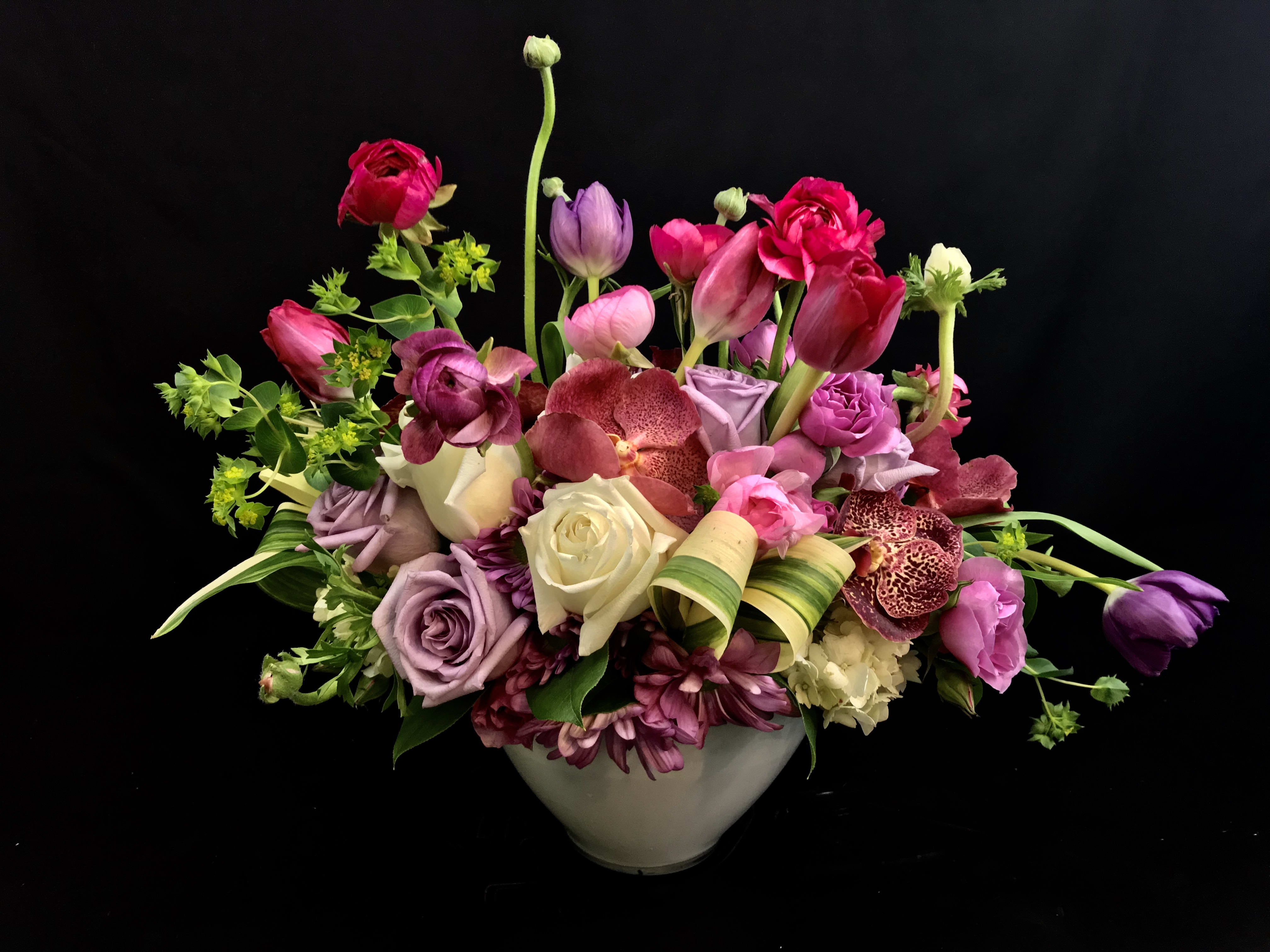 Spring Mix.Fresh Flower arrangement with spring flowers - Charming Flower Arrangement with white and lavender roses, tulips, ranunculus, daisies and mix spring flowers. Perfect flower bouquet for any occasion! Same day hand delivery flowers in Miami and Area. 