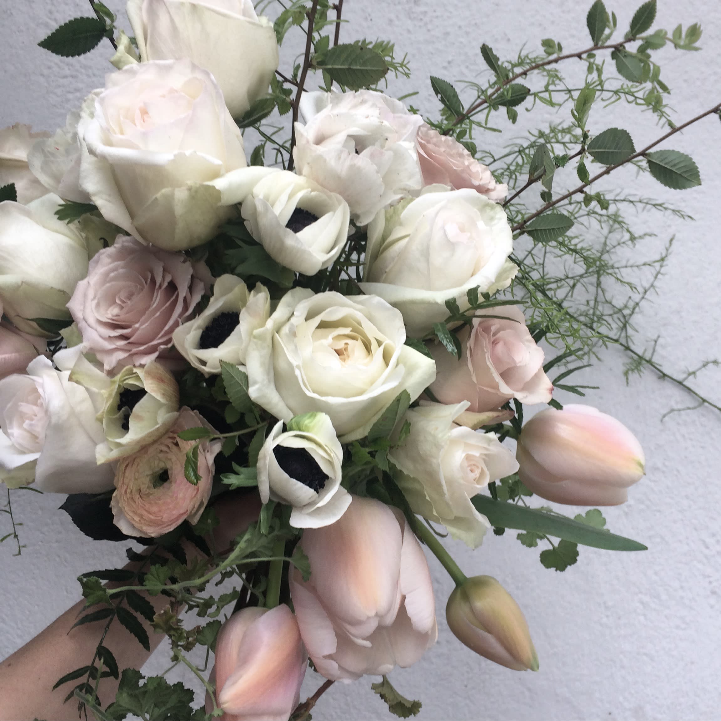 50 shades of white - Go classic with this chic, natural hand tied bouquet in whites and sand colors. Roses, anemones, tulips, ranunculus and light greens are the perfect combination in this light, dreamy bouquet. Blomst LA only uses fresh, high quality flowers, all carefully selected every day to fit your flower order. We offer a personal hand delivery by our own delivery staff and guarantee the flowers will look perfect, when they arrive. We deliver in Glendale, Pasadena, Eagle Rock, Hollywood, Burbank, Beverly Hills and the Pacific Palisades - and everywhere else in Greater Los Angeles.
