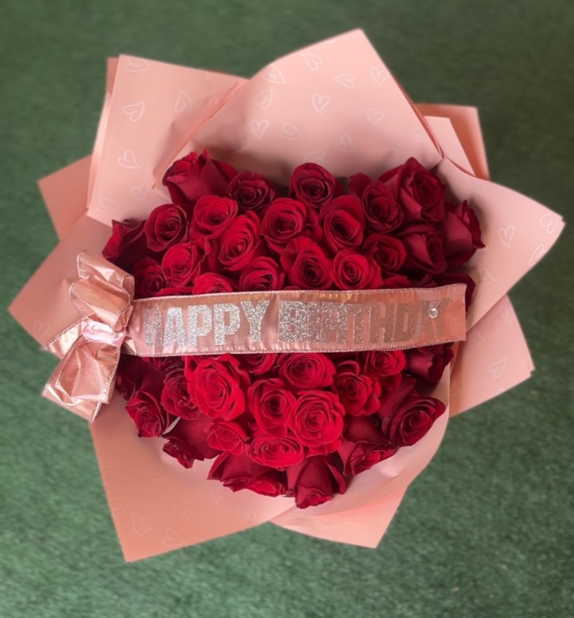 Te robaste mi corazón  - 50 long stemmed Ecuadorian roses, shaped as a heart with a message on a sash+ bow