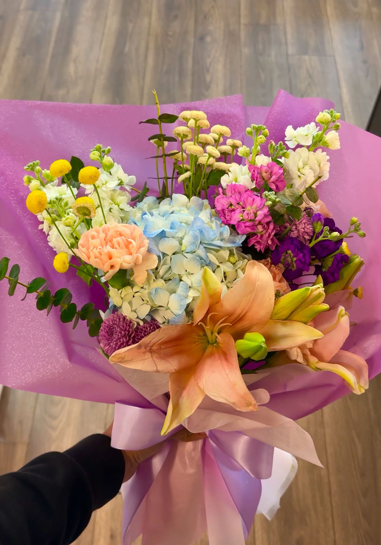 tropical bouquet of joy of love tropical bouquet of joy of love - tropical bouquet of joy of love is a very beautiful bouquet with a variety of beautiful tropical roses of the best quality that we have wrapped in a beautiful Korean paper that highlights the beauty of this spectacular bouquet for any occasion (the paper of this bouquet can be another color that also matches the beautiful flowers)