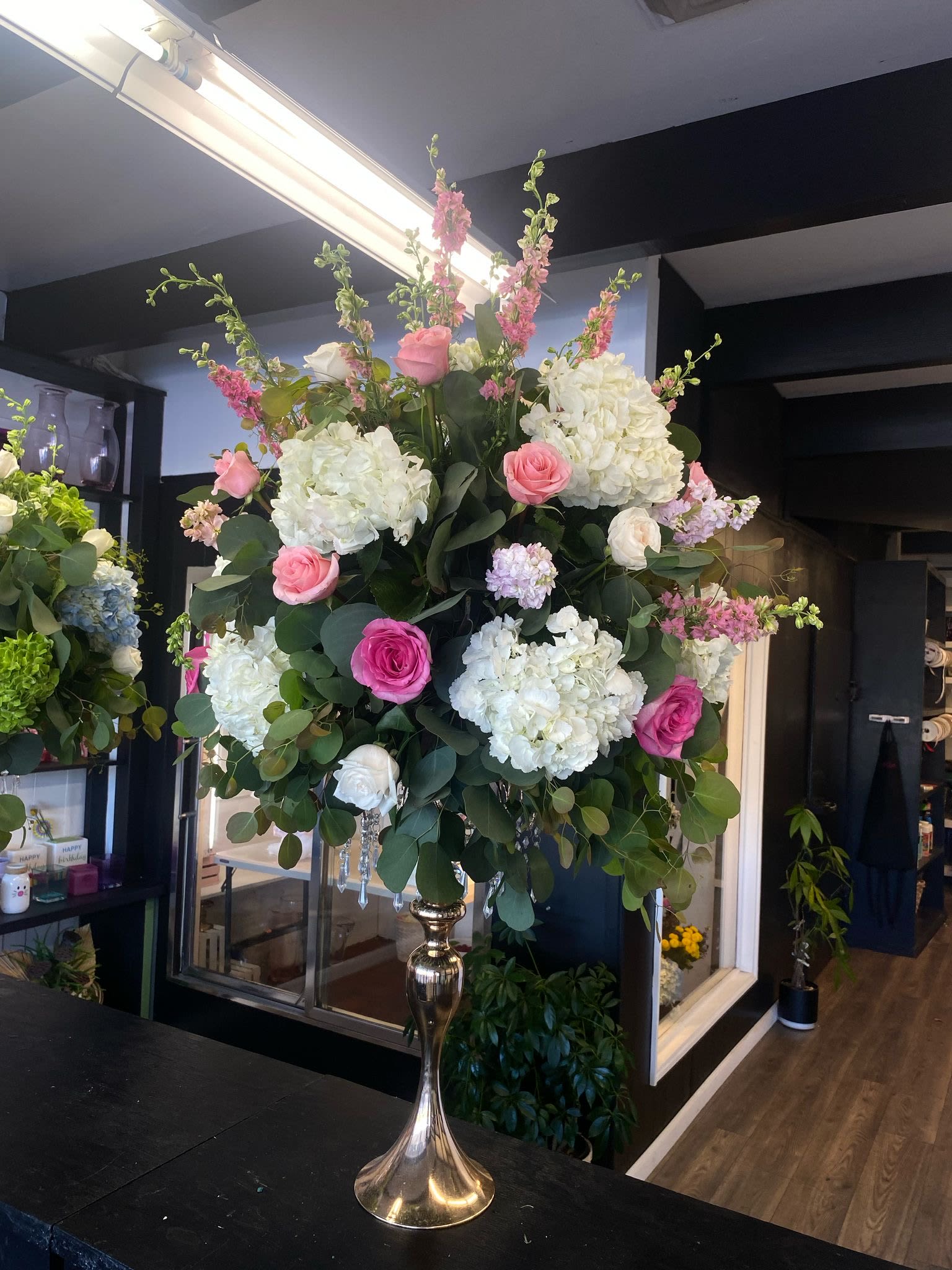 round bouquet - Beautiful and elegant centerpiece for your most special events that day: roses, hydrangeas, carnations, baby's breath, green foliage, and alstroemeria
