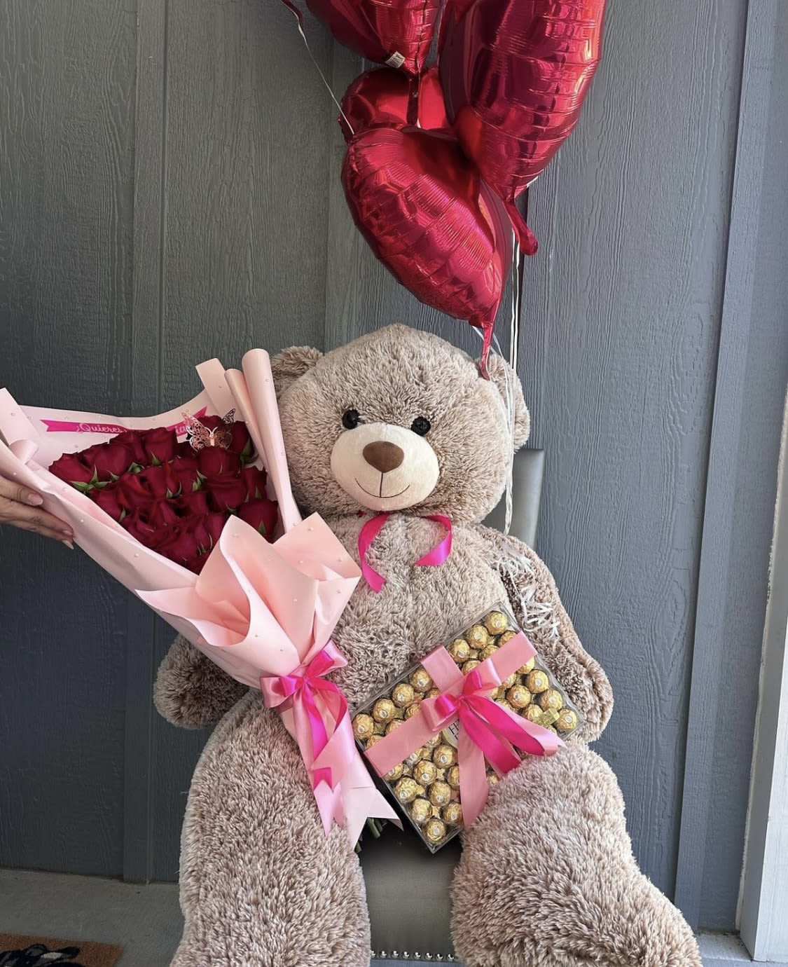 Dream pack!  - Dream pack! Contains a bouquet with roses, giant teddy bear, 1 box of chocolates, 5 red heart balloons! This is The Perfect Gift for that special person!