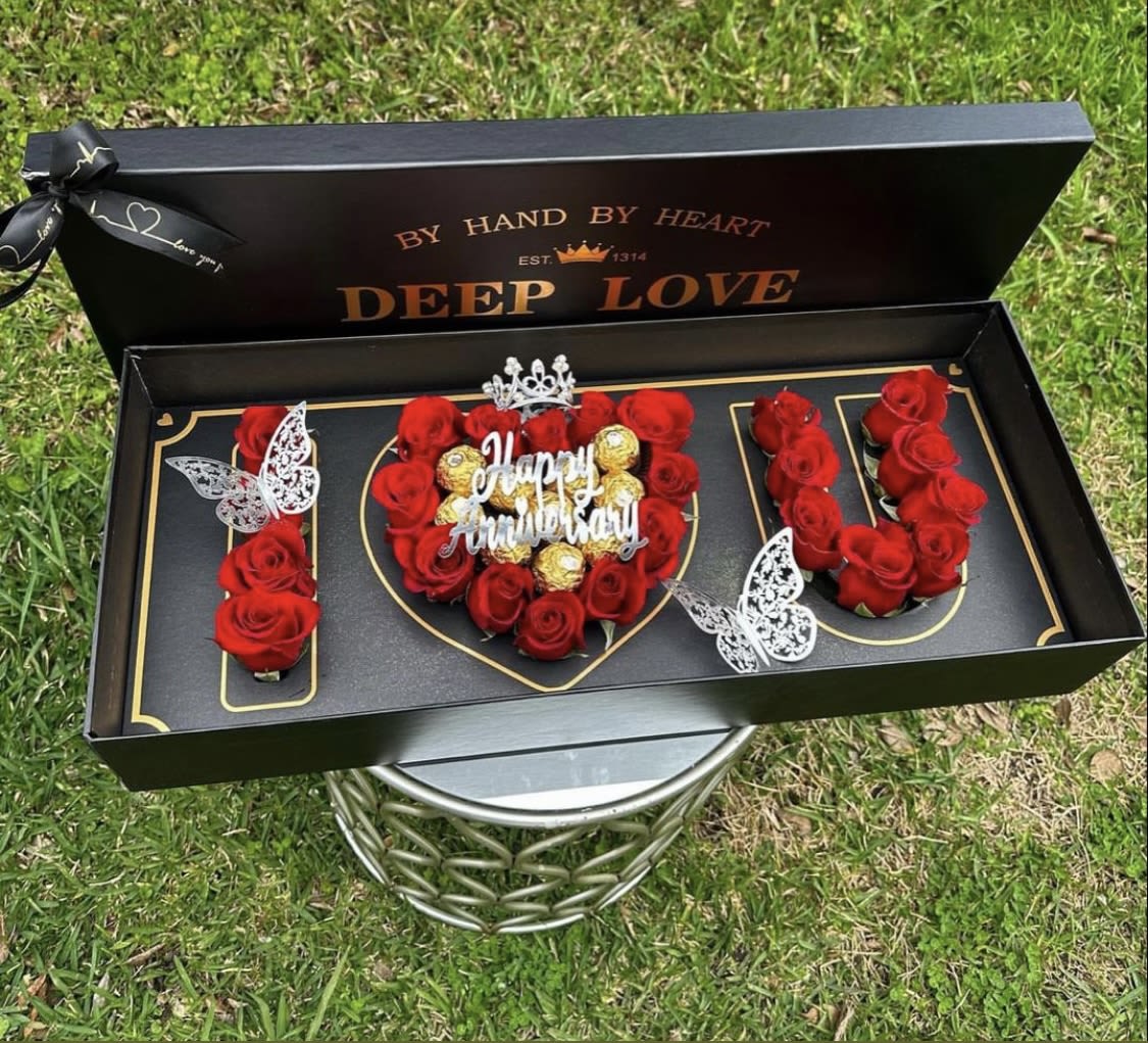 Large box “I Love You” - Large box &quot;I love You&quot; with natural roses (you can order it only with roses or you can also add chocolates)  Caja grande “I love You” con rosas (puedes pedirlo solo con rosas o también agregar chocolates) 