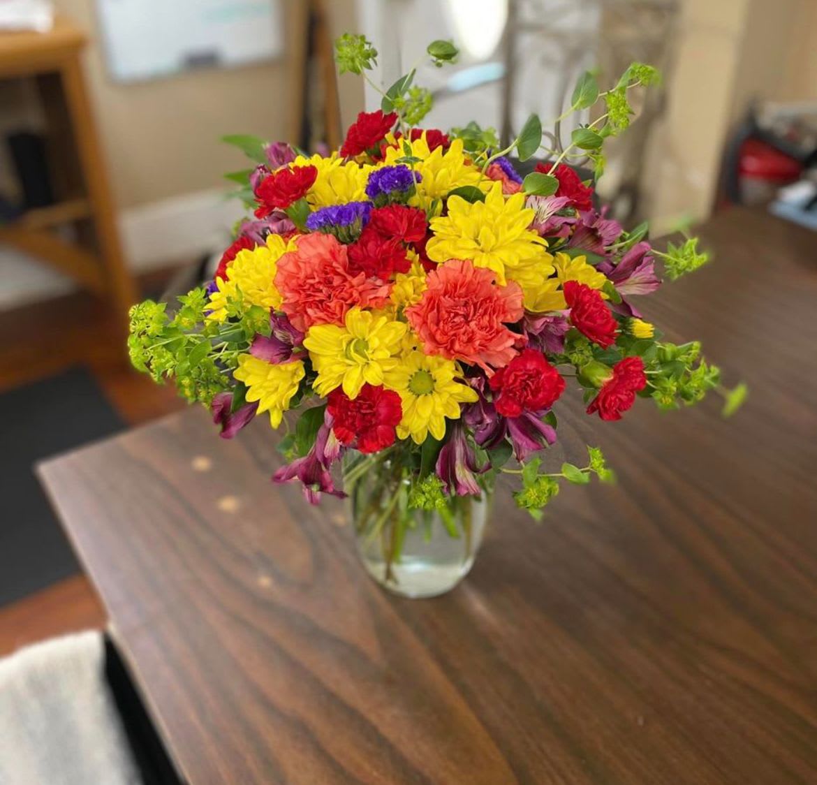 Happy Days Mix Vase Happy Days Mix Vase - Mixed colors .The innocent symbolic message of this fresh bouquet, delivered in a vase. Carnations, daisies mix. Designs can vary.