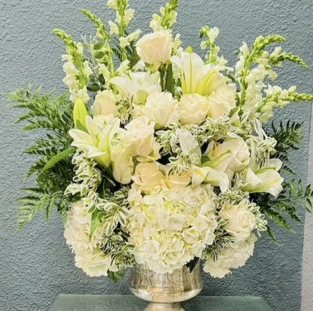 White heaven  - Beautiful Centerpiece with roses, hydrangeas and a lot of greenery. 