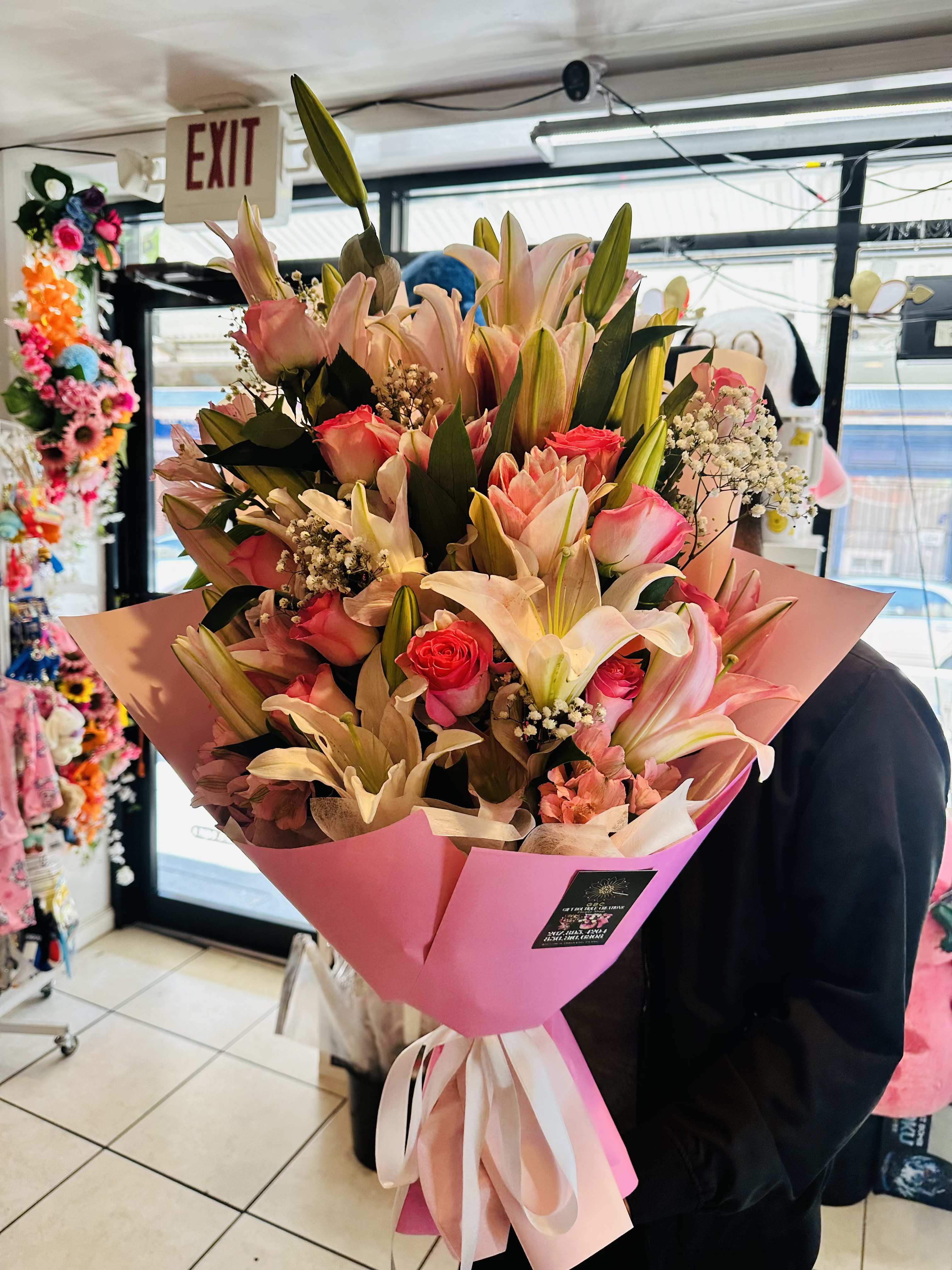 CARAMEL - Beautiful bouquet of oriental lilies and pink roses, special for any occasion. If you would like a different color, you can let us know at the time of placing your order, also if you prefer we can wrap it with the color of paper you desire.
