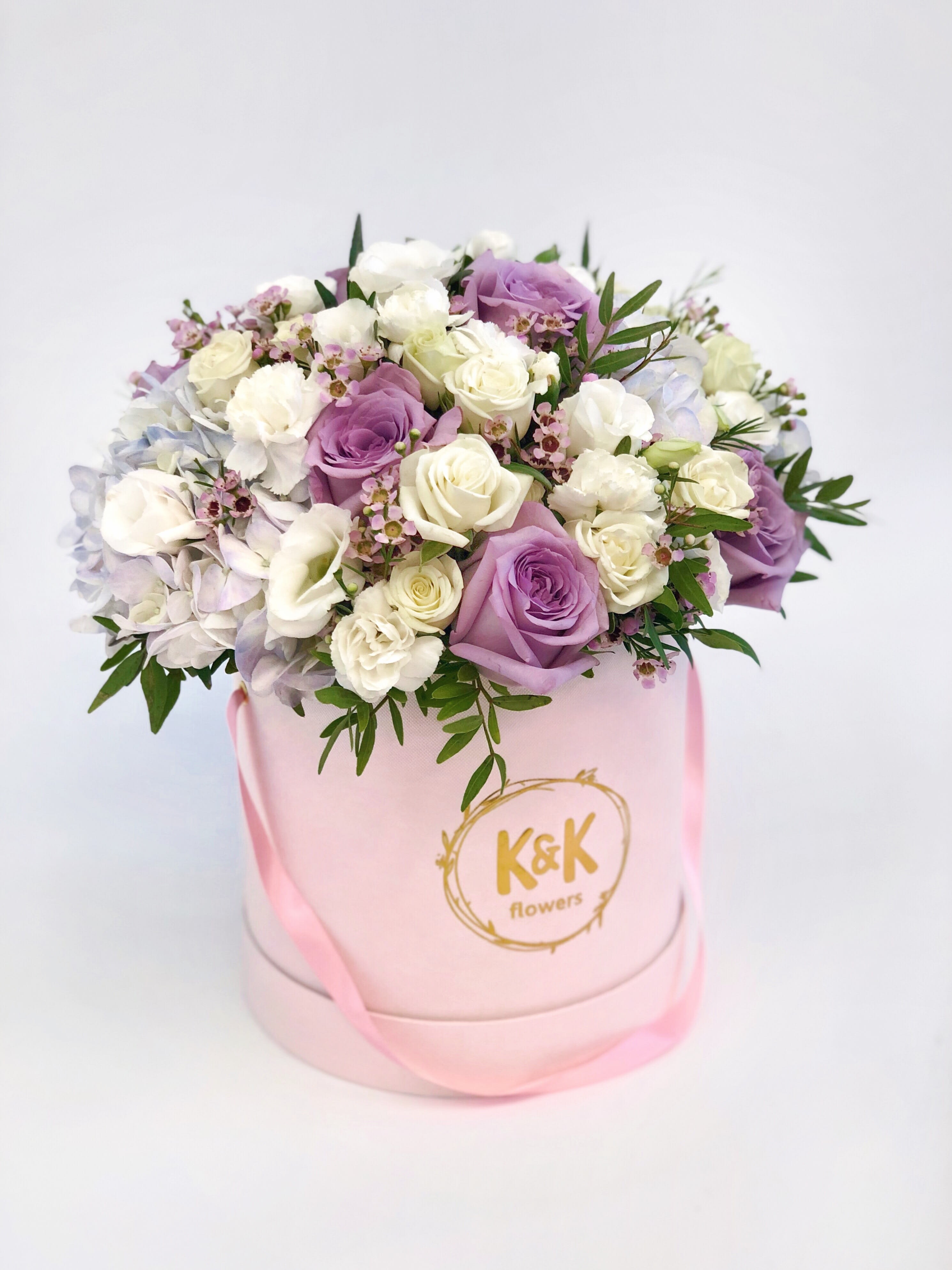 Hatbox Arrangement Lavender and White Hatbox Arrangement Lavender and White - If You want a bouquet with a twist, choose our flower boxes. We have hat boxes for an elegant look. It’s a beautiful and convenient way. Flowers in boxes don’t need vases. That makes it perfect for transportation and keeping flowers hydrated and secure.