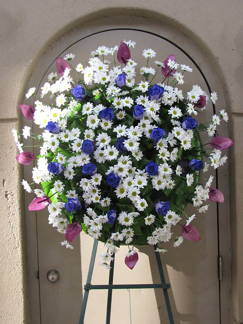 Daisy Wreath - W60020 Daisy Wreath - W60020 - Funeral wreath with daisies and roses.