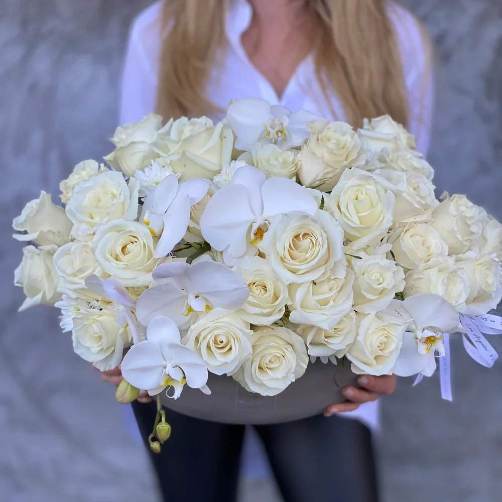 NO.167 - WHITE FLOWERS IN THE POT NO.167 - WHITE FLOWERS IN THE POT - Expertly arranged by our skilled florist in Studio City, this large vase of classic roses and orchids offers a modern twist on a timeless gesture. Elegant and refined, it's the perfect gift for any occasion. With same day flower delivery available, sending a stunning floral surprise has never been easier. Experience the beauty and sophistication of a luxurious rose presentation. Unique arrangement with 75 roses, orchids and other flowers to complete the composition.