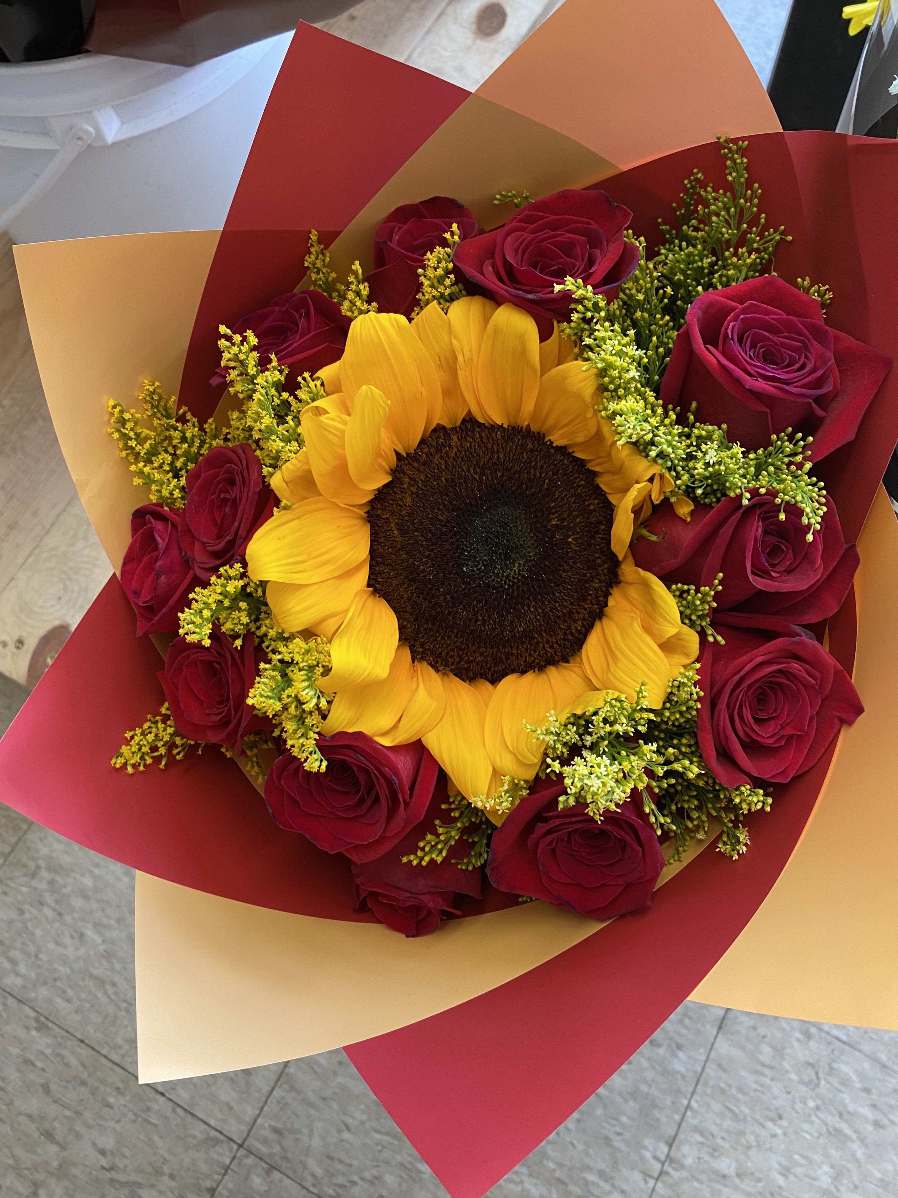 Sunflower and roses  - 1 sunflower in the middle of a dozen(12) roses (color of roses can be changed if liked)