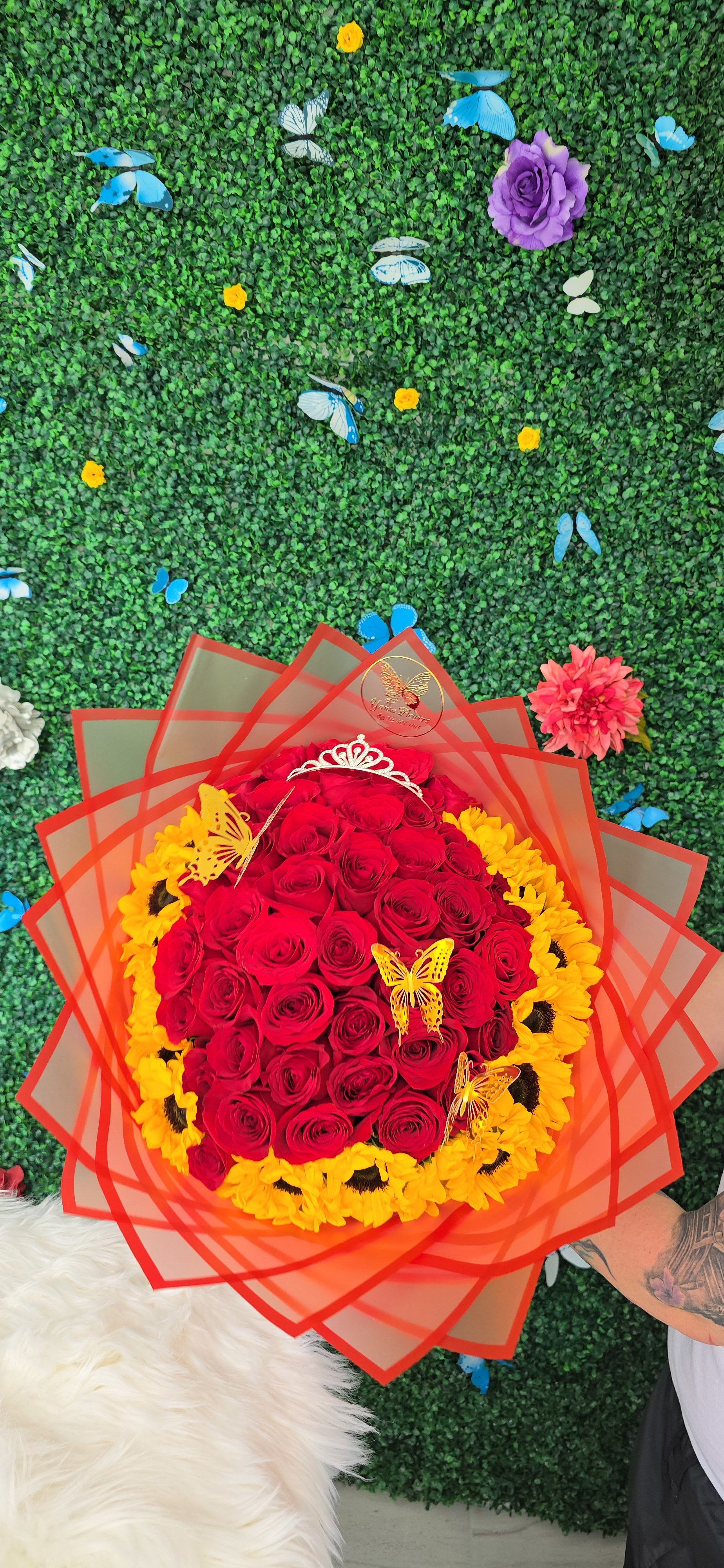 50 Roses &amp; SunFlower Bouquet - &quot;Luxury in Every Petal&quot; The Buchón Style is all about going big: oversized roses, glamorous textures, and a dramatic look that screams confidence. Perfect for birthdays, anniversaries, or just because you want to show off. 