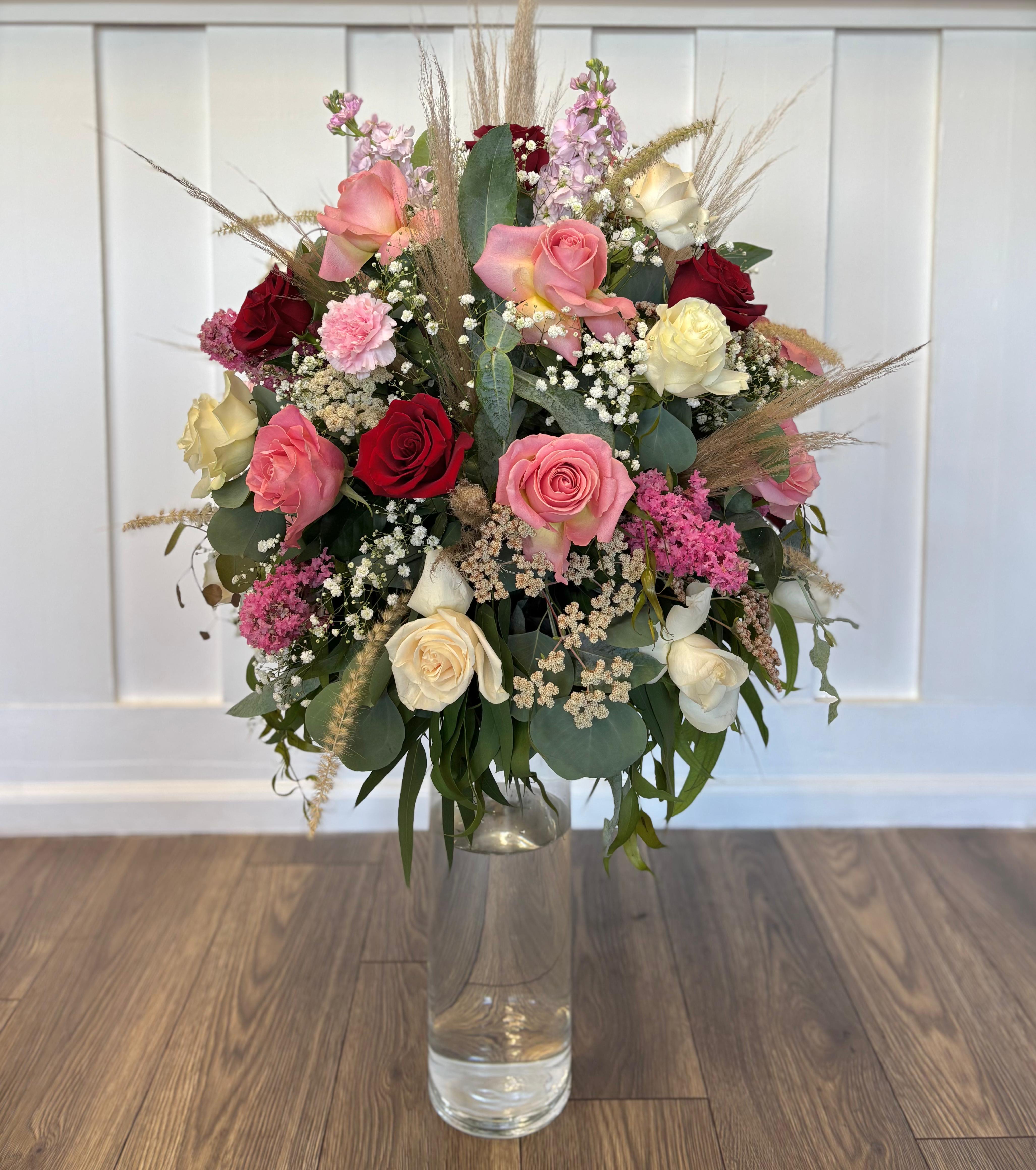 romantic centerpiece romantic centerpiece - Beautiful and elegant centerpiece for your most special events that day: roses, carnations, baby's breath, green foliage, and alstroemeria